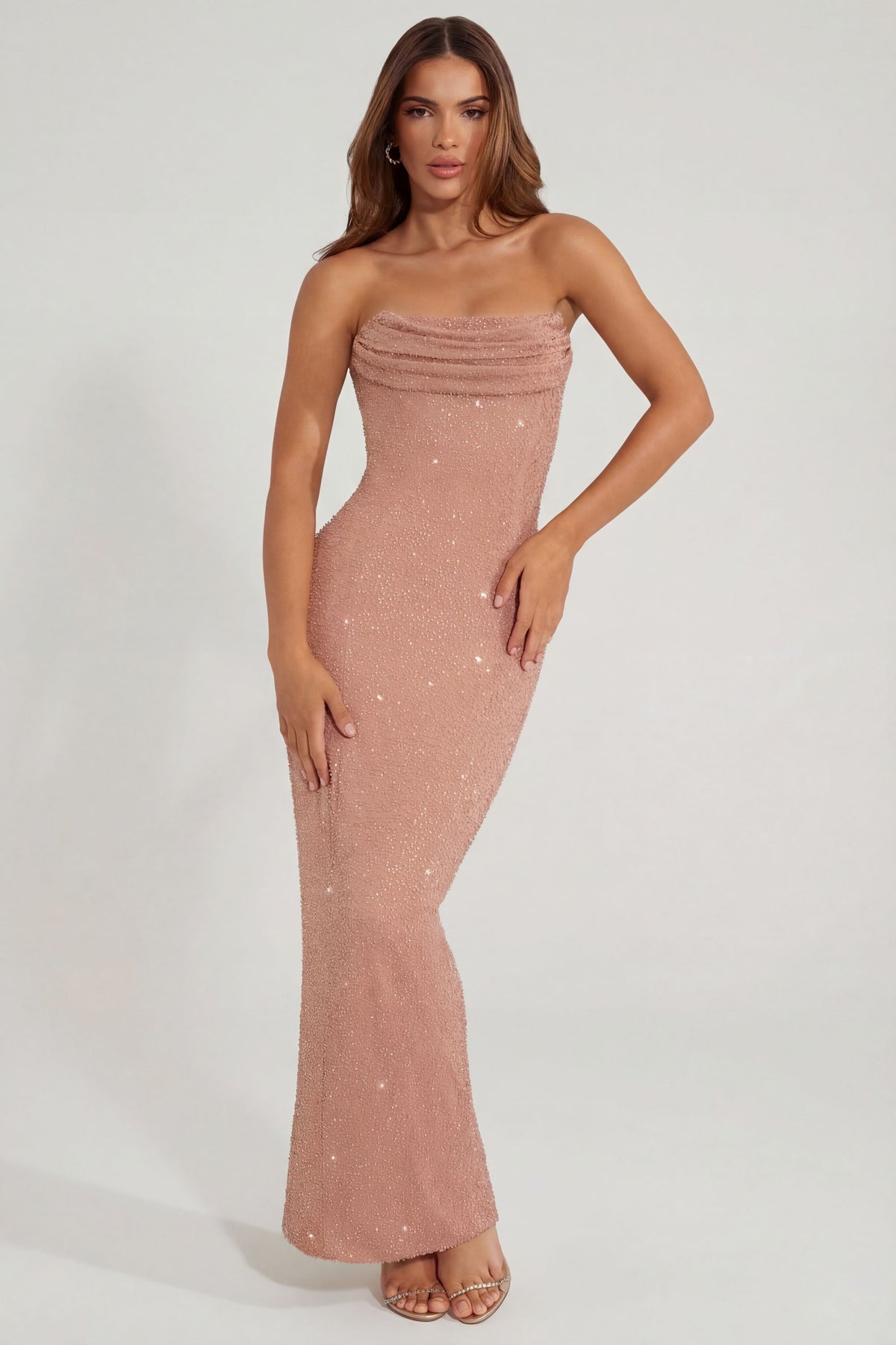 ⁣⁢Verziertes Bandeau-Maxikleid mit Wasserfallausschnitt in Karamell⁤⁣