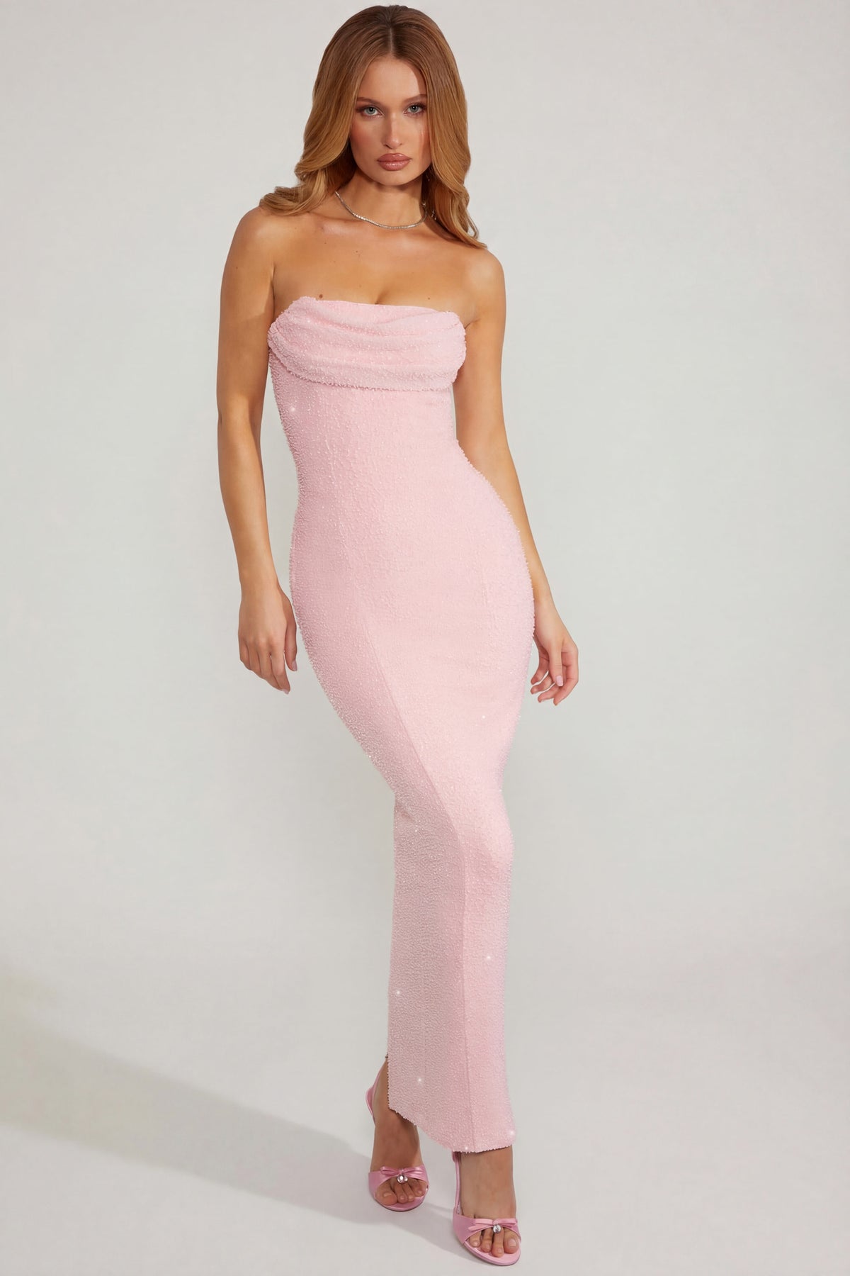 ⁣⁢Verziertes Bandeau-Maxikleid mit Wasserfallausschnitt in Blush⁤⁣