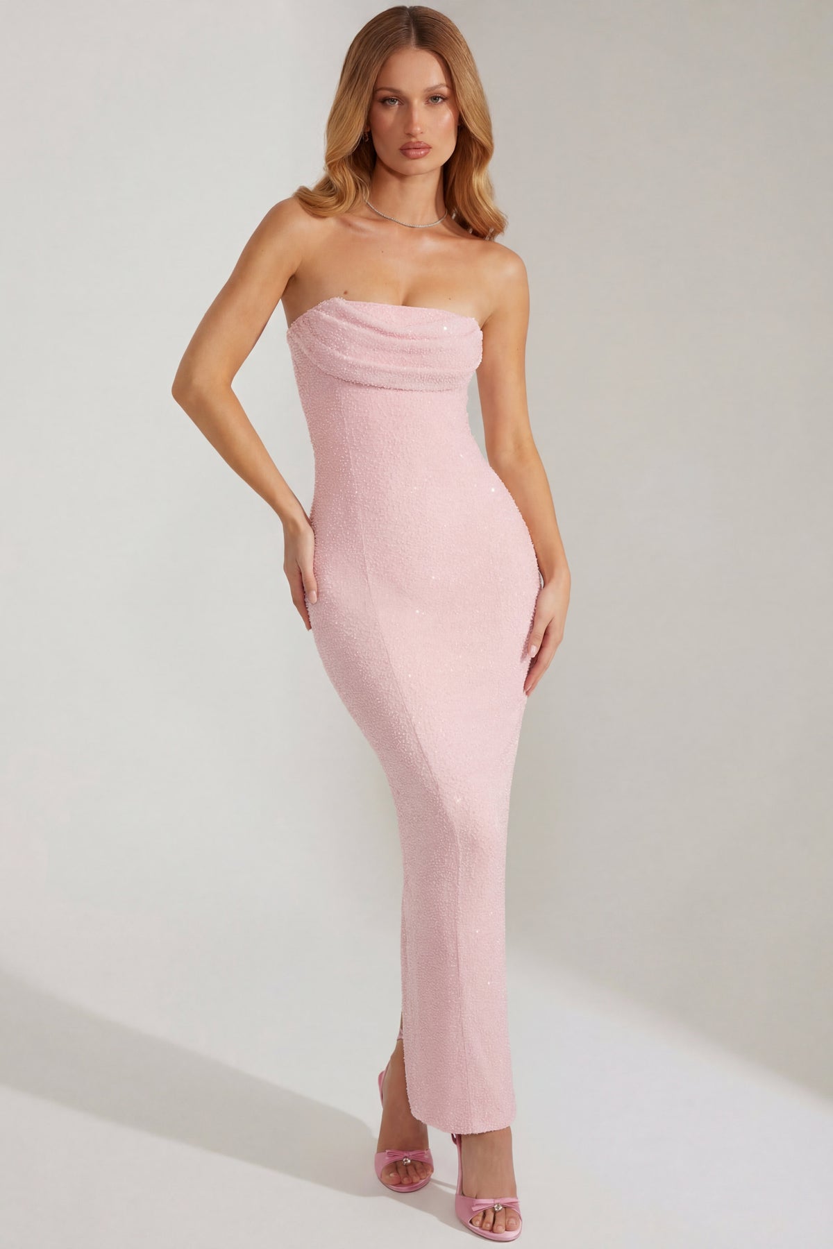 ⁣⁢Verziertes Bandeau-Maxikleid mit Wasserfallausschnitt in Blush⁤⁣