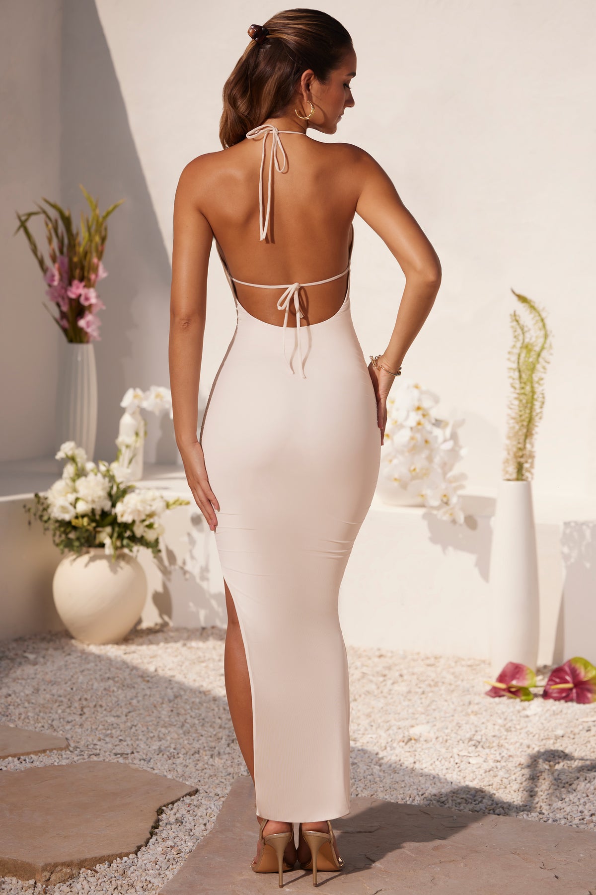 ⁣⁢Bodenlanges Kleid mit tiefem Wasserfallausschnitt in Elfenbein⁤⁣