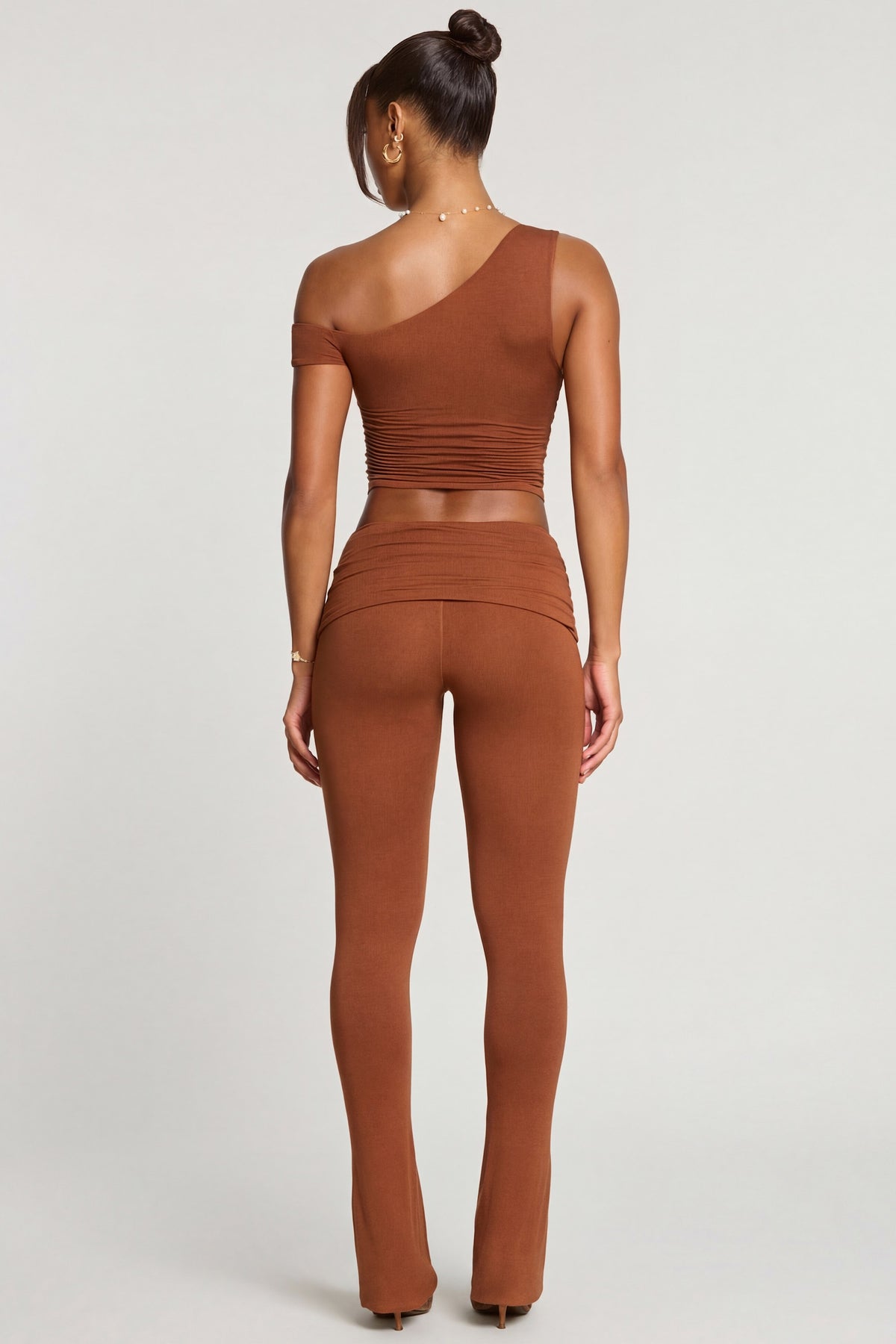 ⁣⁢Mid-Waist-Hose aus Modal-Kaschmir-Mischung in Kastanienbraun⁤⁣