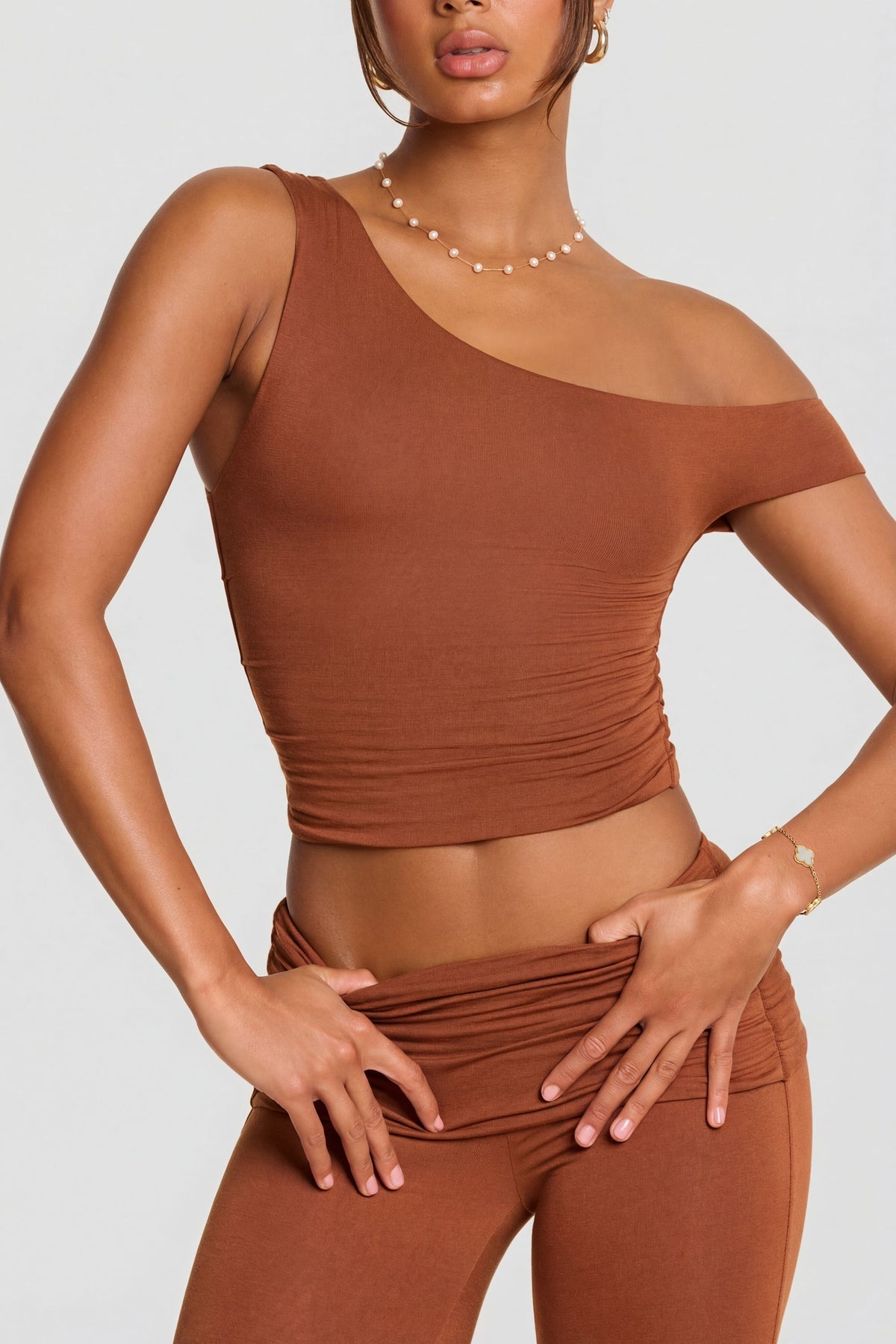 ⁣⁢Mid-Waist-Hose aus Modal-Kaschmir-Mischung in Kastanienbraun⁤⁣