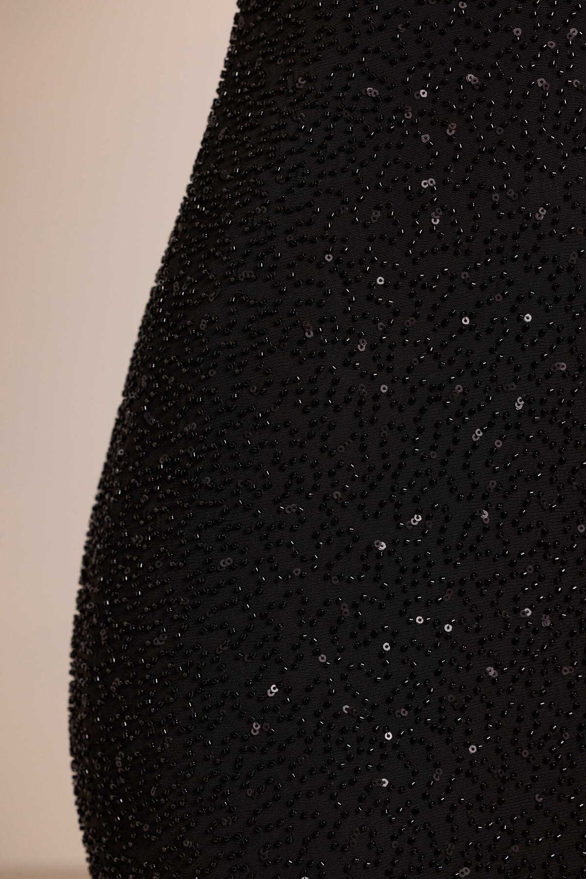 ⁣⁢Verziertes Minikleid mit tiefem Ausschnitt in Schwarz⁤⁣