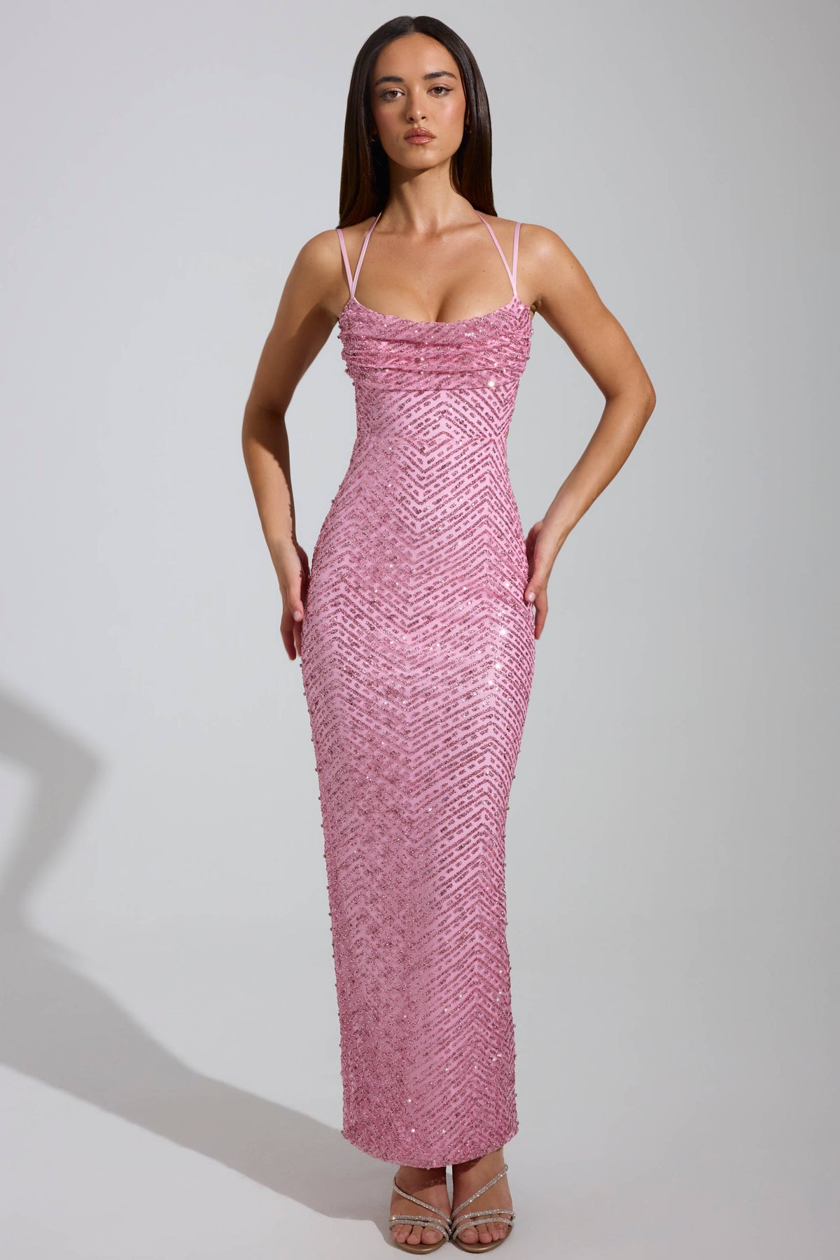 ⁣⁢Verziertes Maxikleid mit Wasserfallausschnitt in Pink⁤⁣