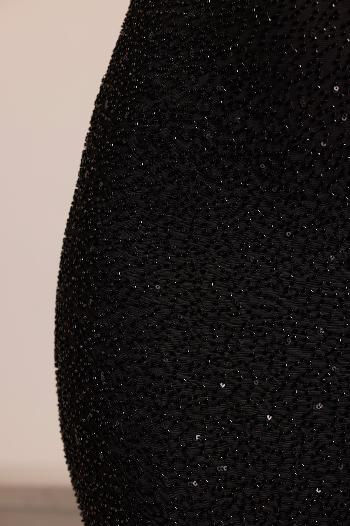 ⁣⁢Verziertes Maxikleid mit Wasserfallausschnitt in Schwarz⁤⁣