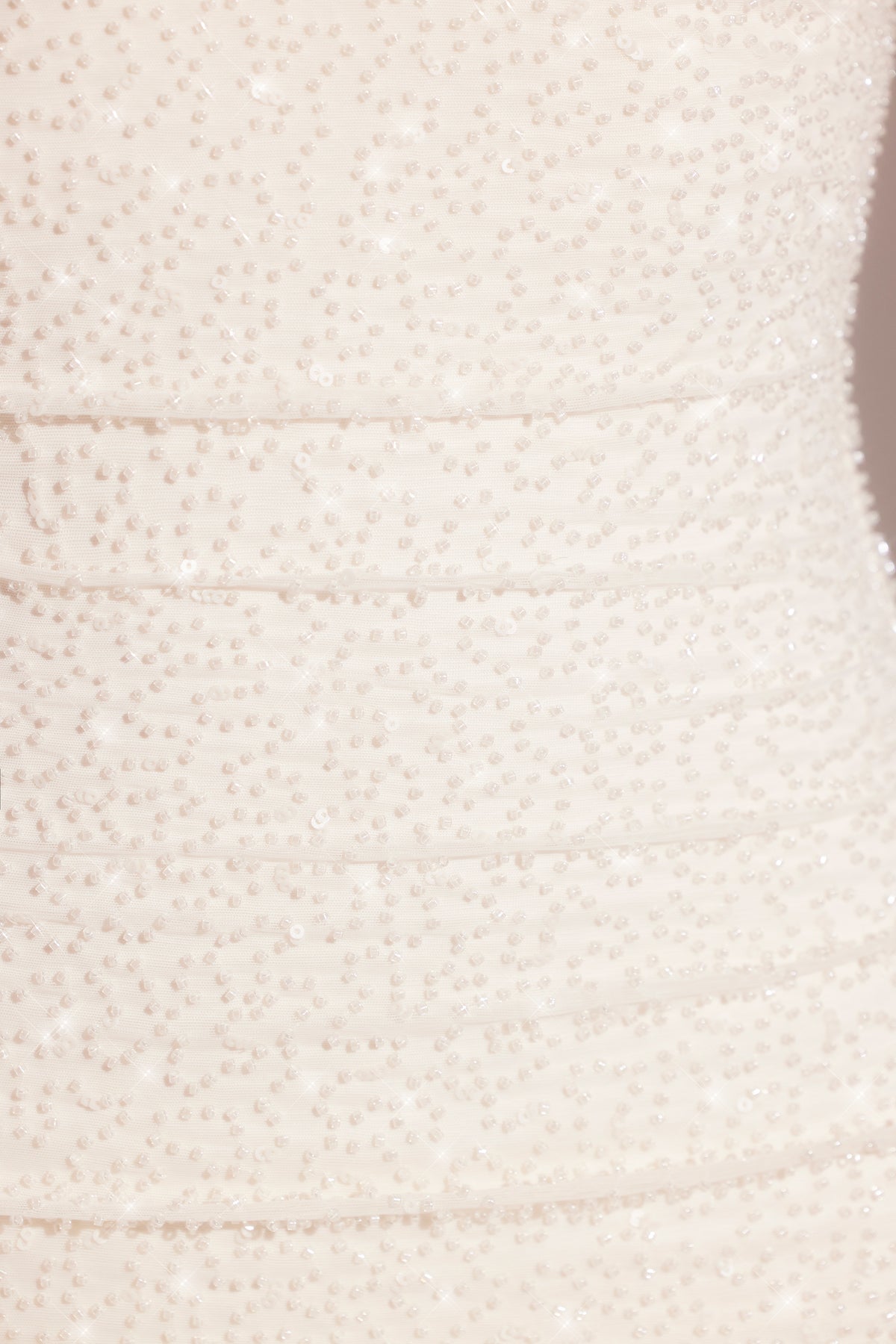 ⁣⁢Langärmeliges Minikleid mit Wasserfallausschnitt und Verzierungen in Weiß⁤⁣