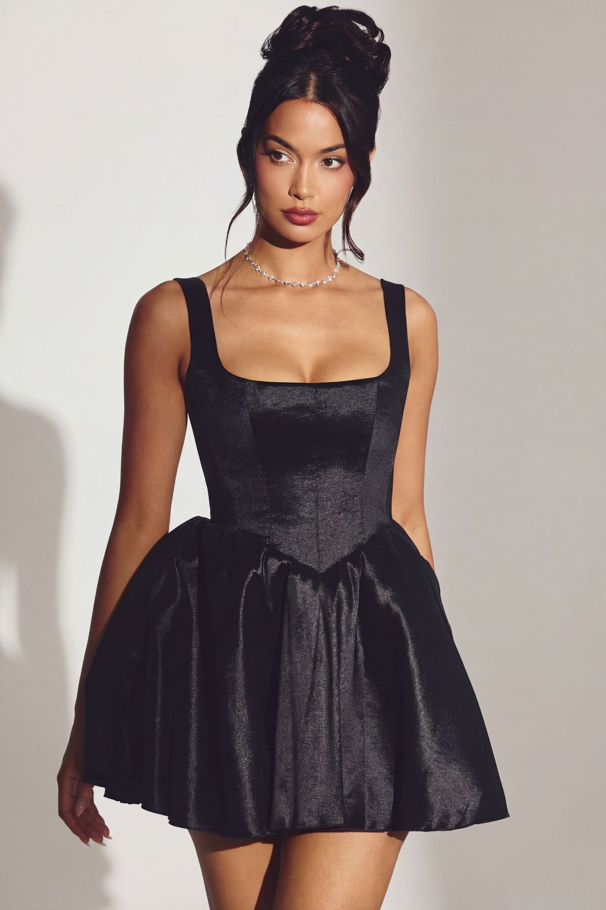 ⁣⁢Korsett-Minikleid aus Taft mit weitem Bein in Jet Black⁤⁣
