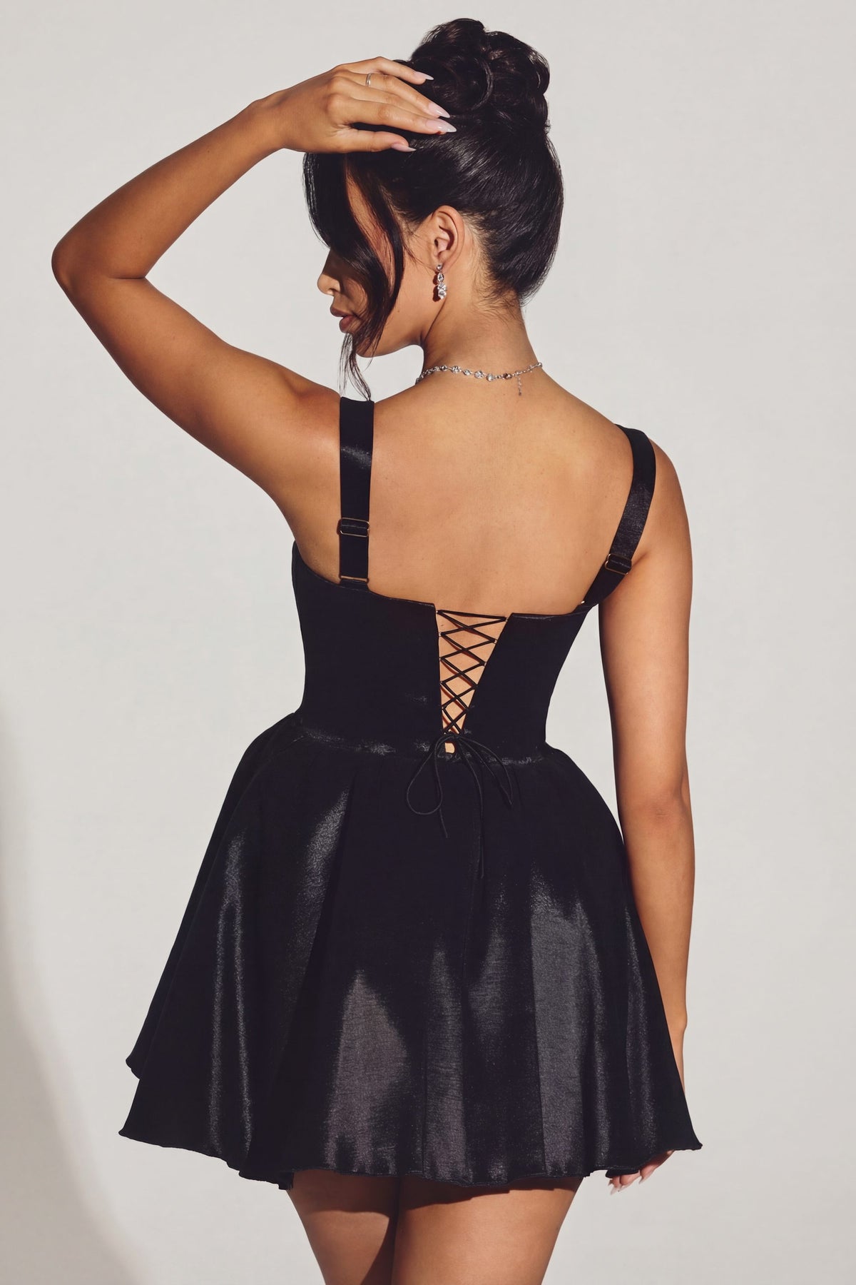 ⁣⁢Korsett-Minikleid aus Taft mit weitem Bein in Jet Black⁤⁣