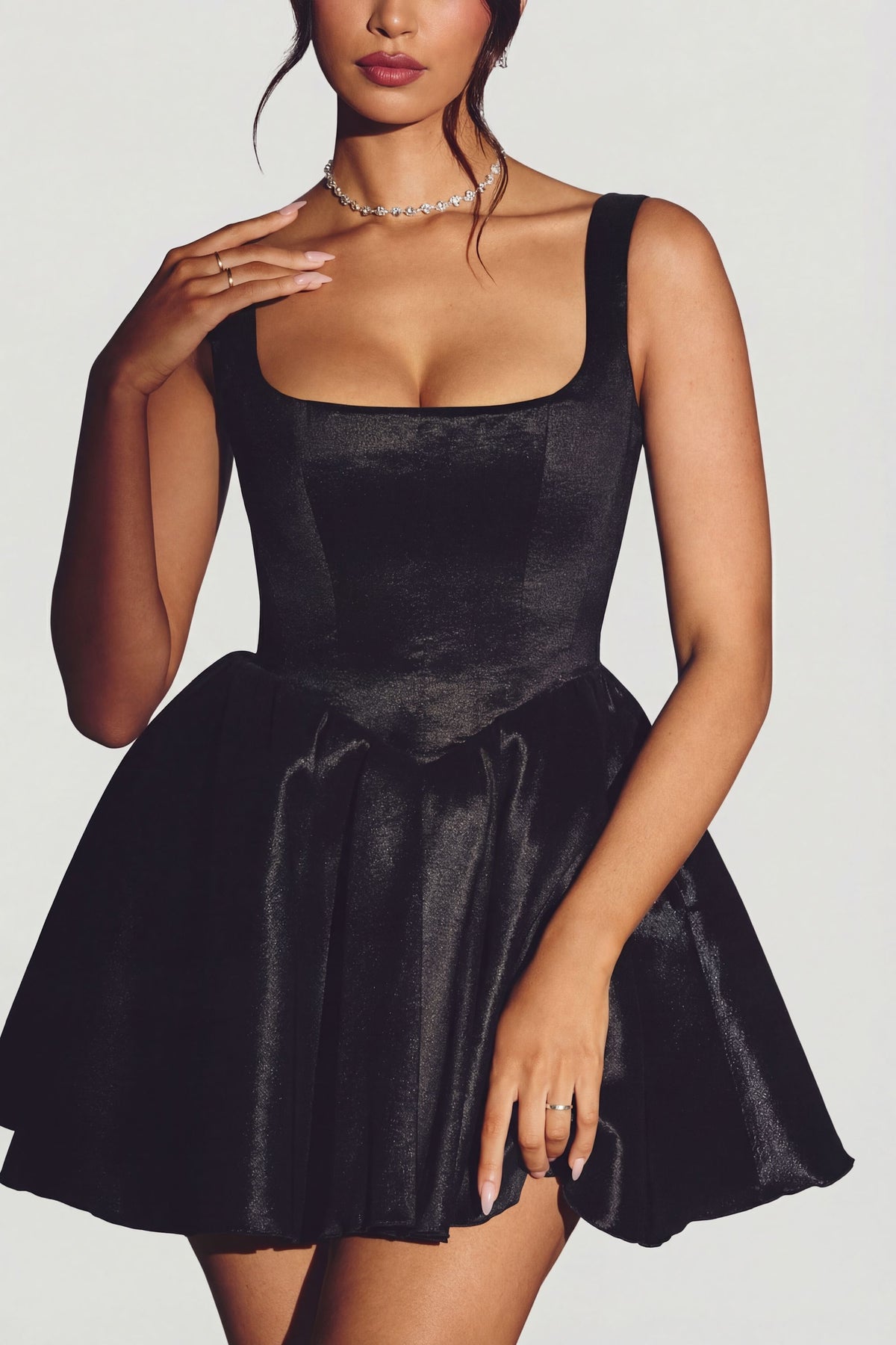 ⁣⁢Korsett-Minikleid aus Taft mit weitem Bein in Jet Black⁤⁣