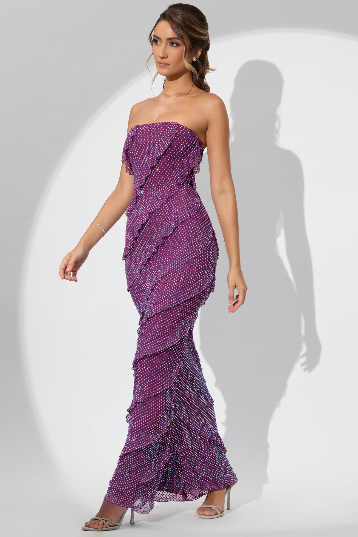 ⁣⁢Maxikleid mit Rüschen und Verzierungen in Pflaume⁤⁣