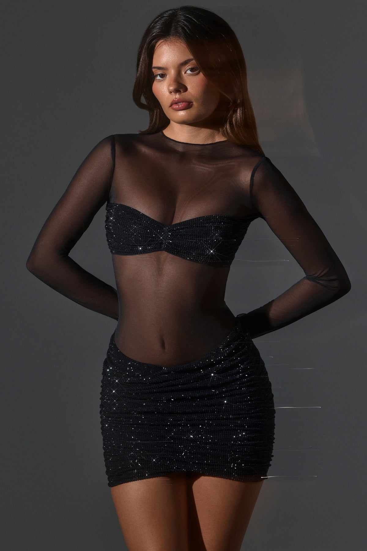 ⁣⁢Transparenter bestickter Langarm-Minikleid mit hohem Kragen in Schwarz⁤⁣