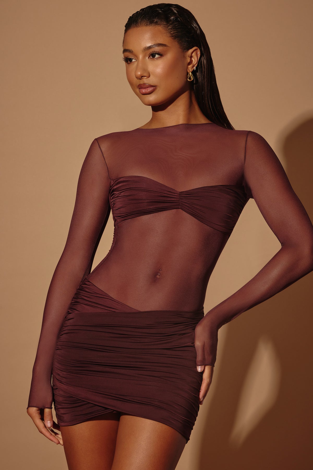 ⁣⁢Langarm-Minikleid mit transparenten Einsätzen in Braun⁤⁣