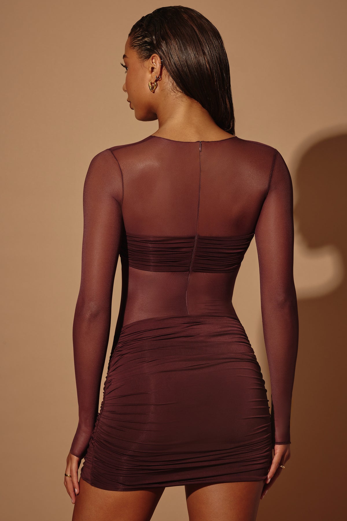 ⁣⁢Langarm-Minikleid mit transparenten Einsätzen in Braun⁤⁣