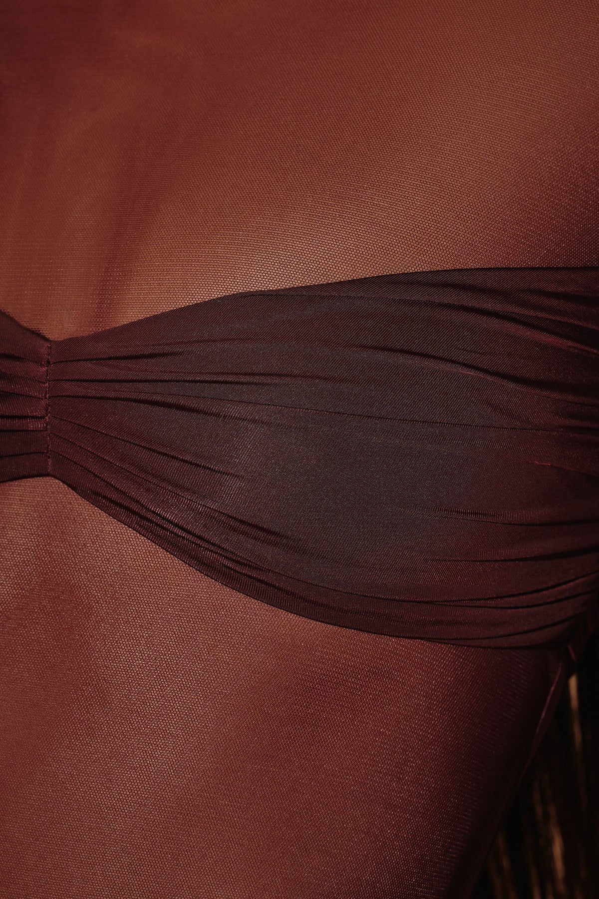 ⁣⁢Langarm-Minikleid mit transparenten Einsätzen in Braun⁤⁣