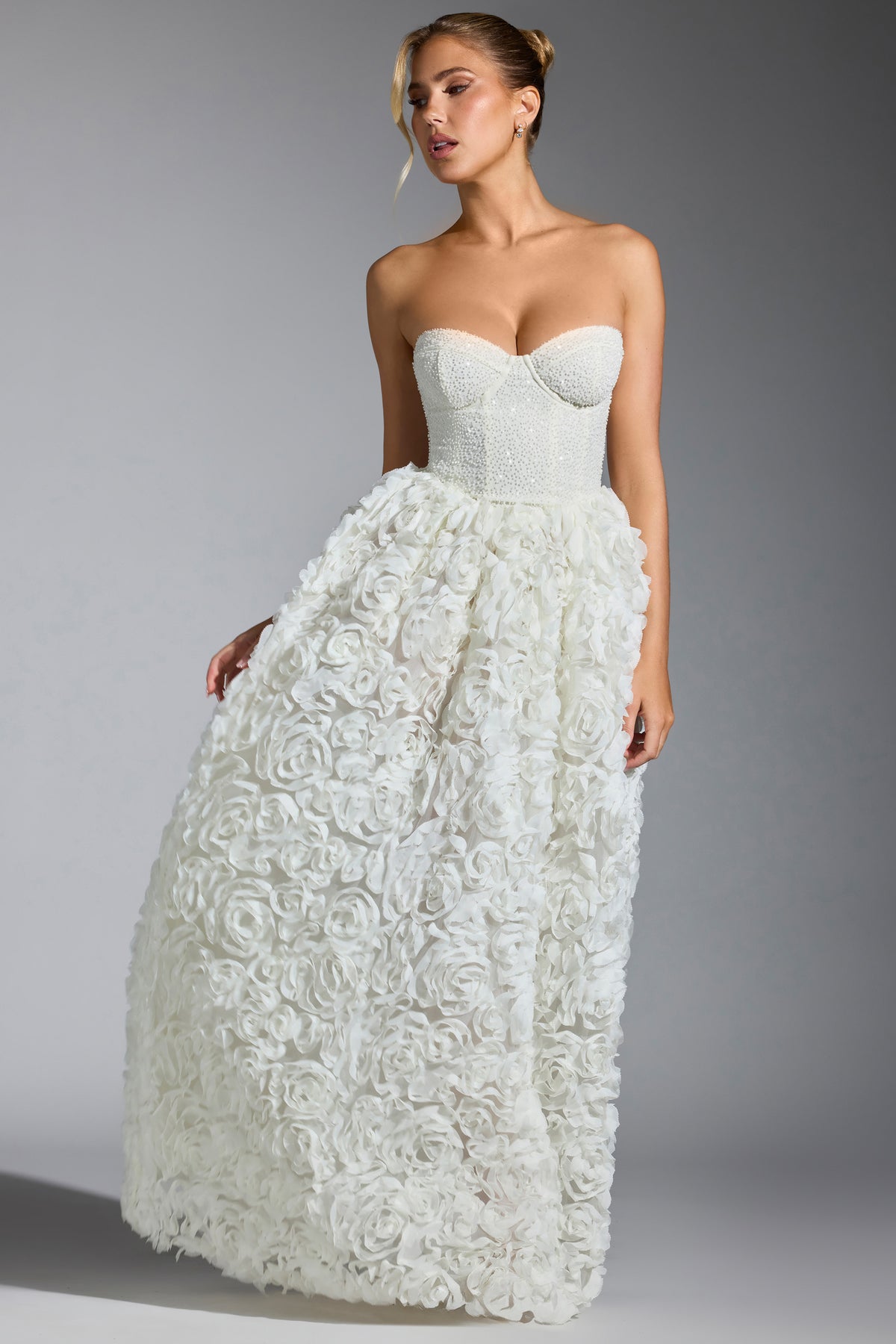 ⁣⁢Verziertes Korsett-Abendkleid mit floraler Applikation in Weiß⁤⁣