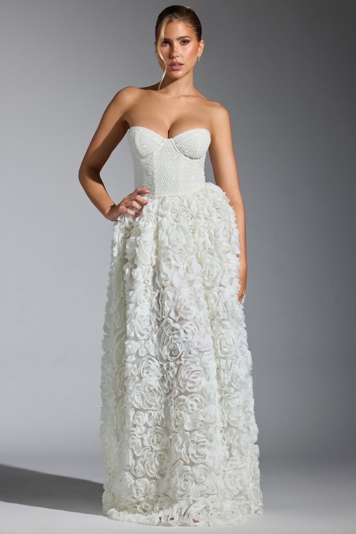 ⁣⁢Verziertes Korsett-Abendkleid mit floraler Applikation in Weiß⁤⁣