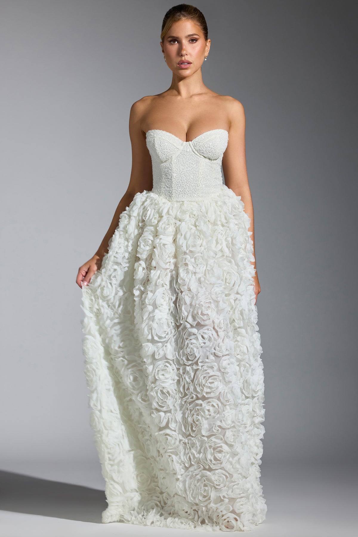 ⁣⁢Verziertes Korsett-Abendkleid mit floraler Applikation in Weiß⁤⁣