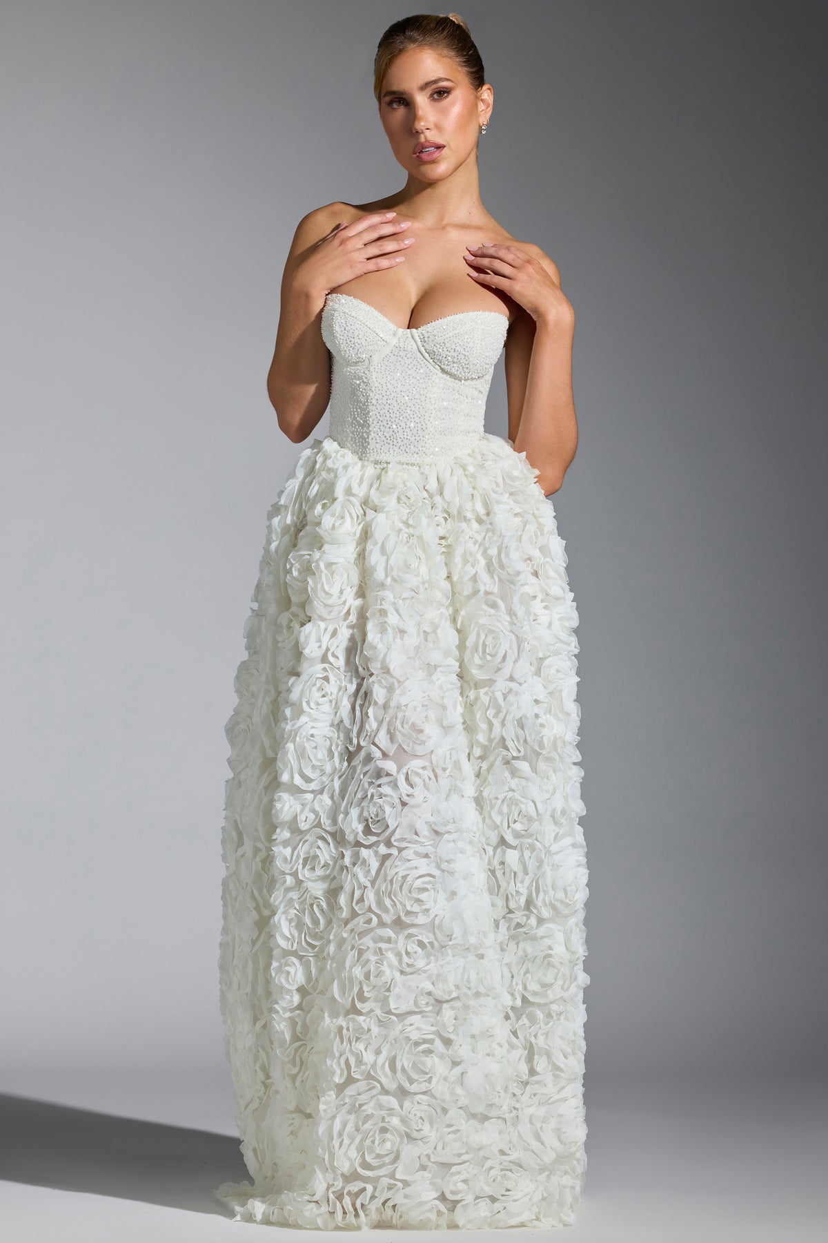⁣⁢Verziertes Korsett-Abendkleid mit floraler Applikation in Weiß⁤⁣