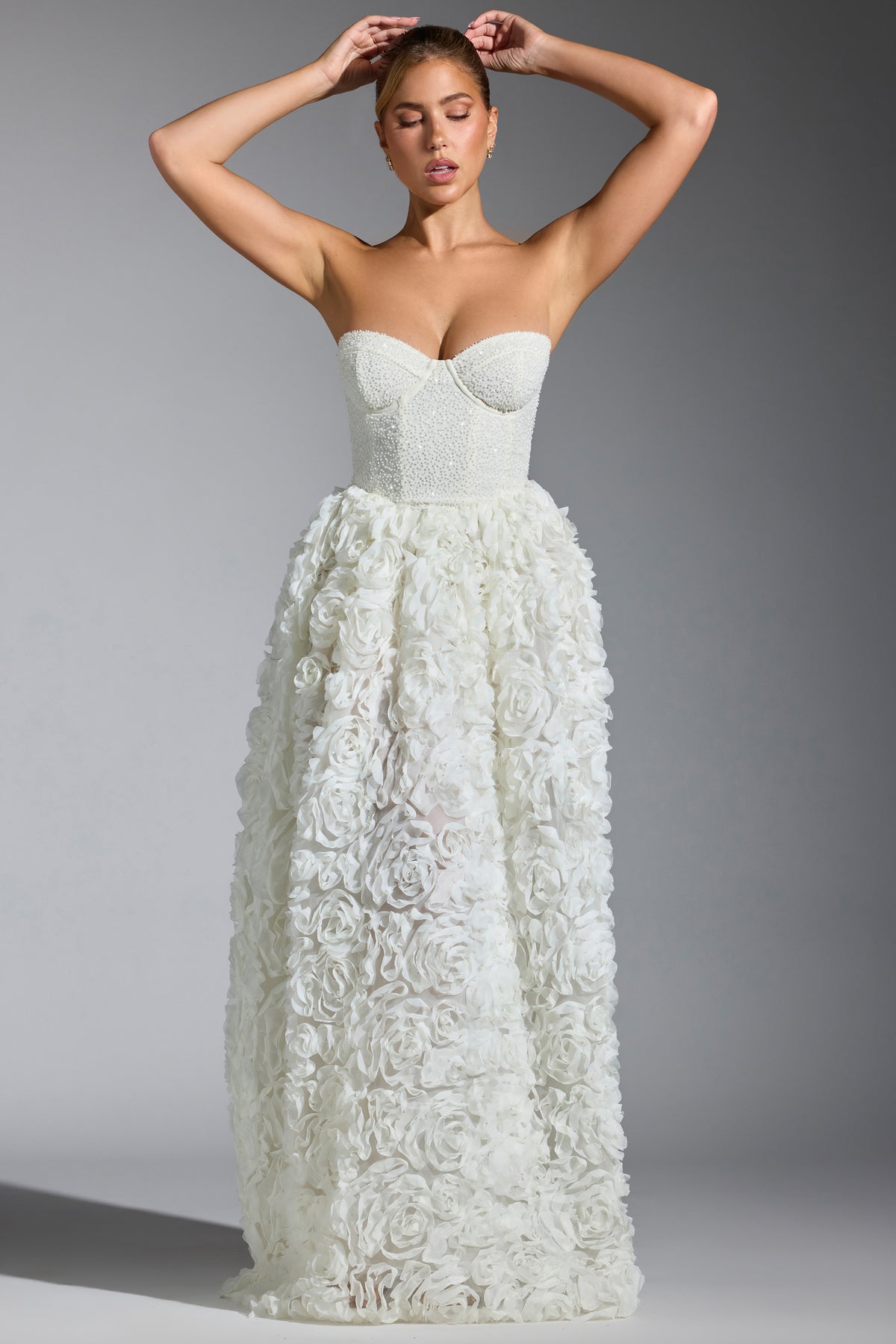 ⁣⁢Verziertes Korsett-Abendkleid mit floraler Applikation in Weiß⁤⁣