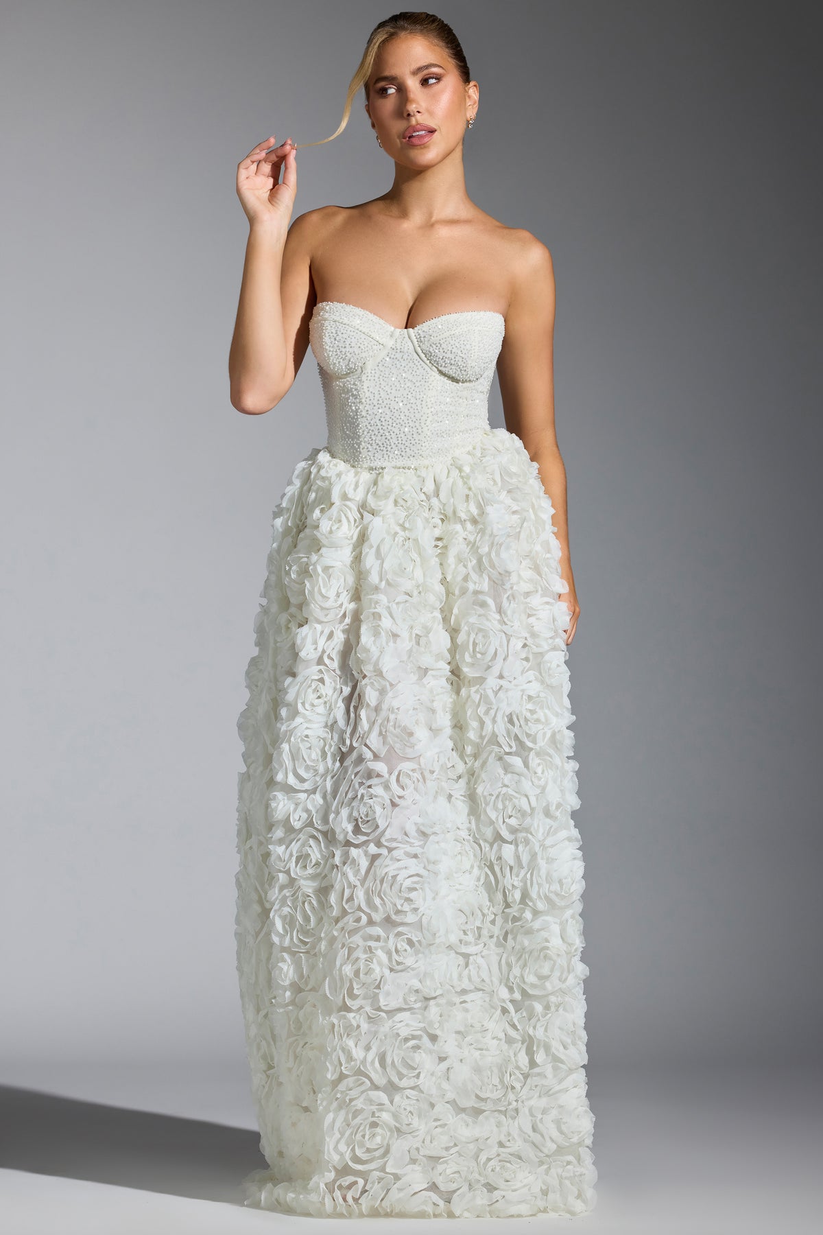 ⁣⁢Verziertes Korsett-Abendkleid mit floraler Applikation in Weiß⁤⁣