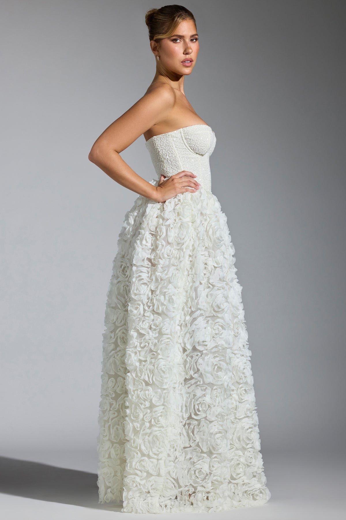 ⁣⁢Verziertes Korsett-Abendkleid mit floraler Applikation in Weiß⁤⁣
