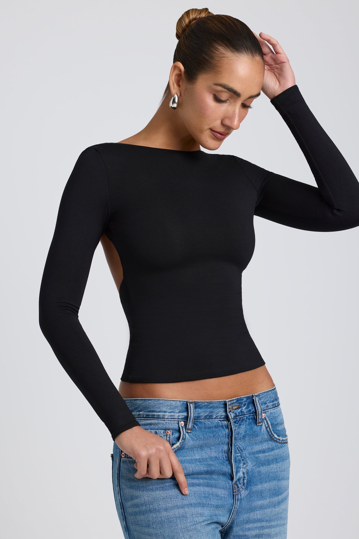 ⁣⁢Hochgeschlossenes rückenfreies Modal-Langarmshirt in Schwarz⁤⁣