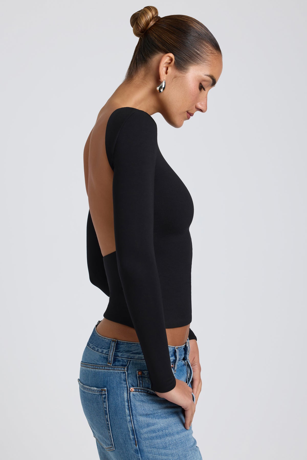 ⁣⁢Hochgeschlossenes rückenfreies Modal-Langarmshirt in Schwarz⁤⁣