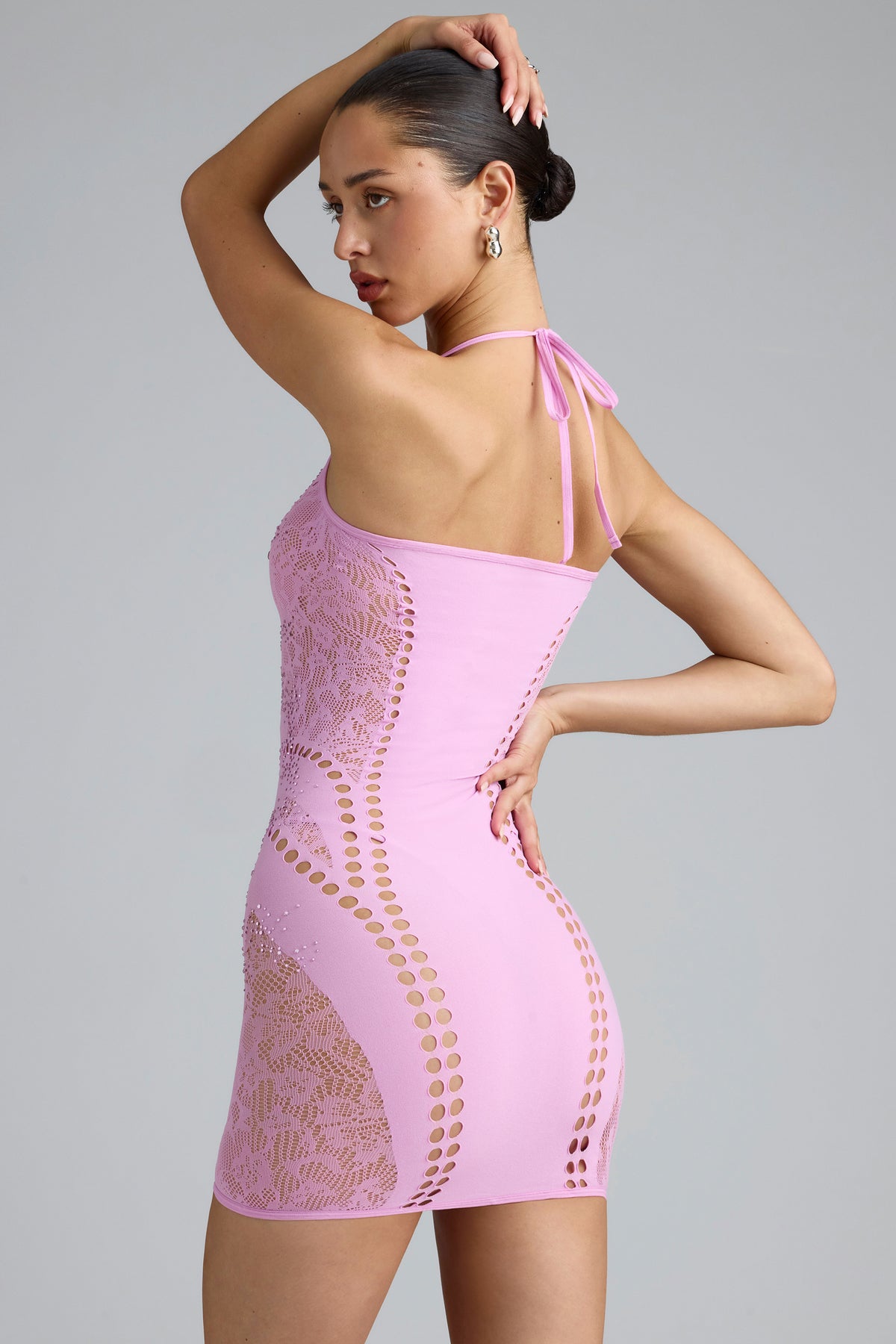 ⁣⁢Verziertes Neckholder-Minikleid in Violettrosa⁤⁣