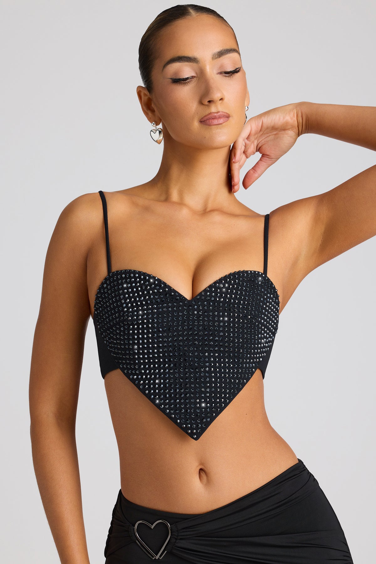 ⁣⁢Verziertes herzförmiges Statement-Crop-Top in Schwarz⁤⁣