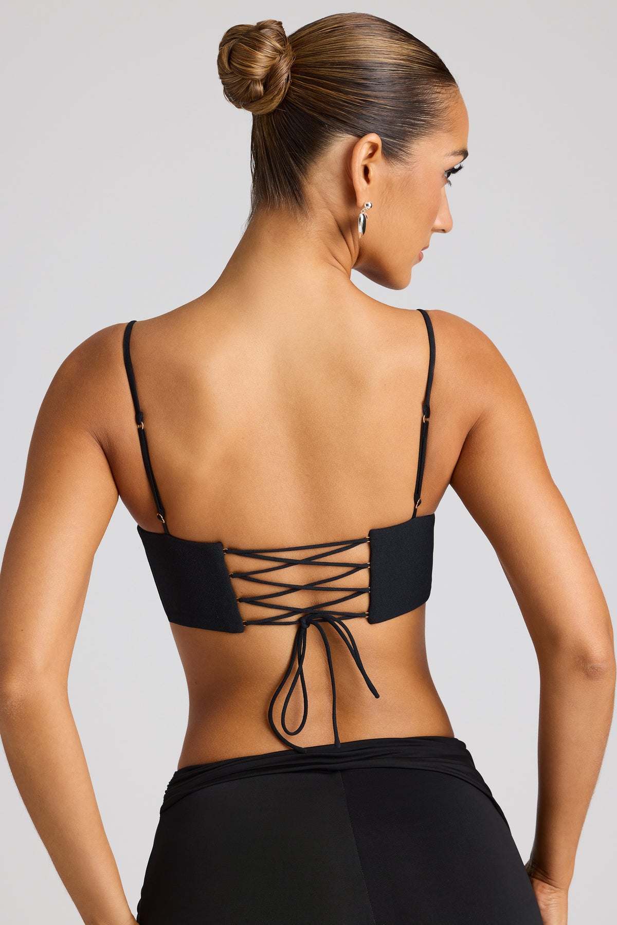 ⁣⁢Verziertes herzförmiges Statement-Crop-Top in Schwarz⁤⁣