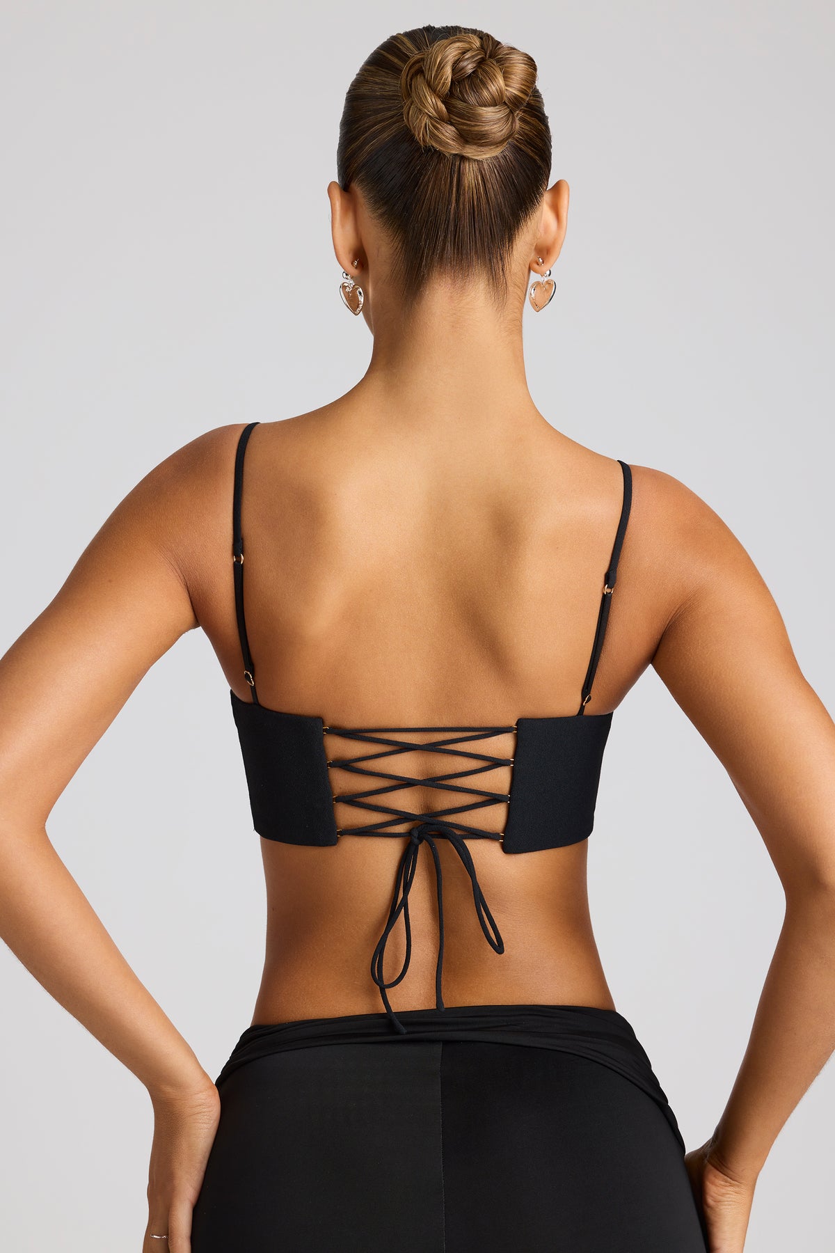 ⁣⁢Verziertes herzförmiges Statement-Crop-Top in Schwarz⁤⁣
