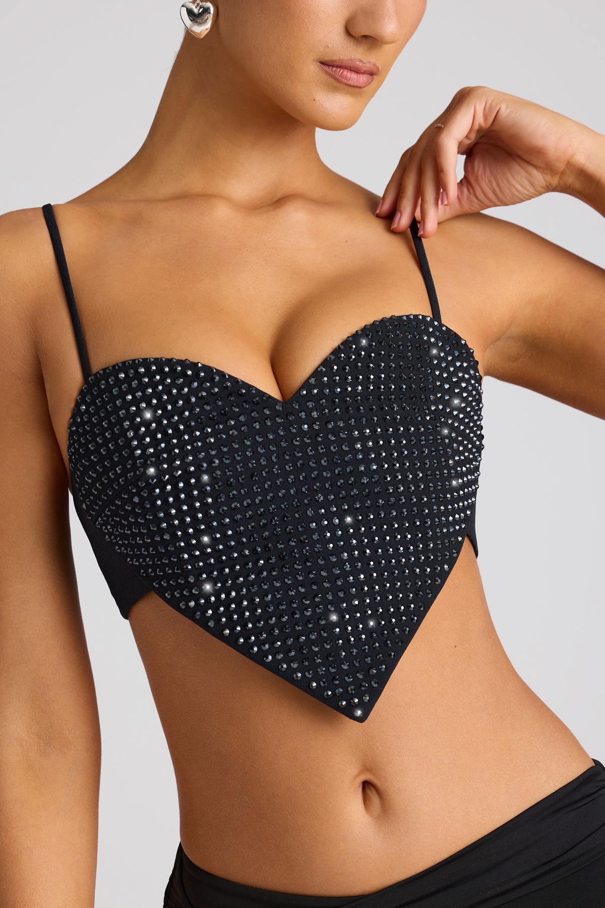 ⁣⁢Verziertes herzförmiges Statement-Crop-Top in Schwarz⁤⁣