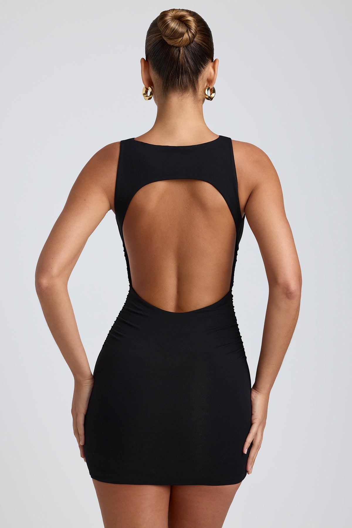 ⁣⁢Modal-Minikleid mit hohem Ausschnitt und Rückenausschnitt in Schwarz⁤⁣