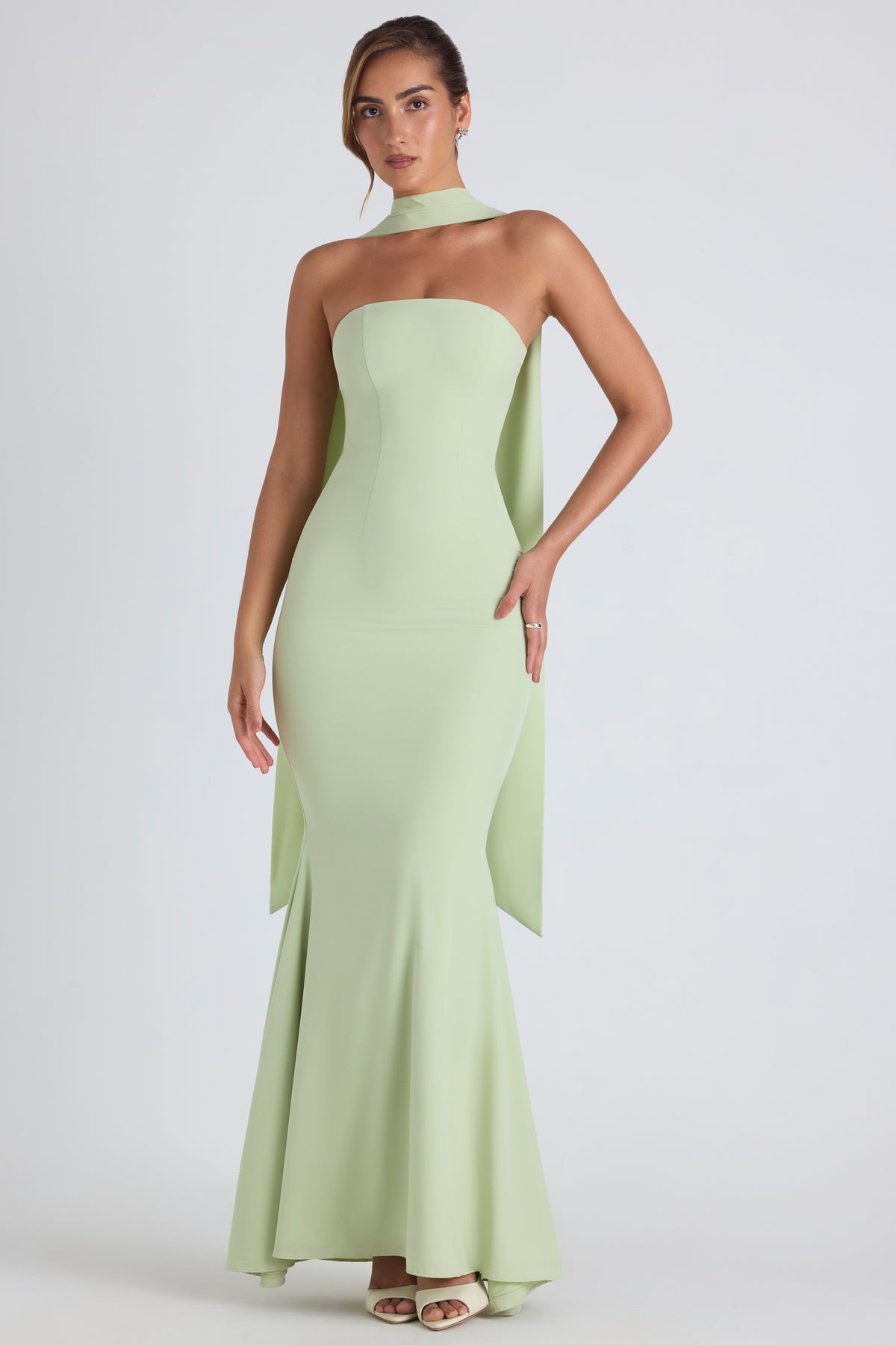 ⁣⁢Trägerloses Abendkleid mit Schal-Detail in Frühlingsgrün⁤⁣