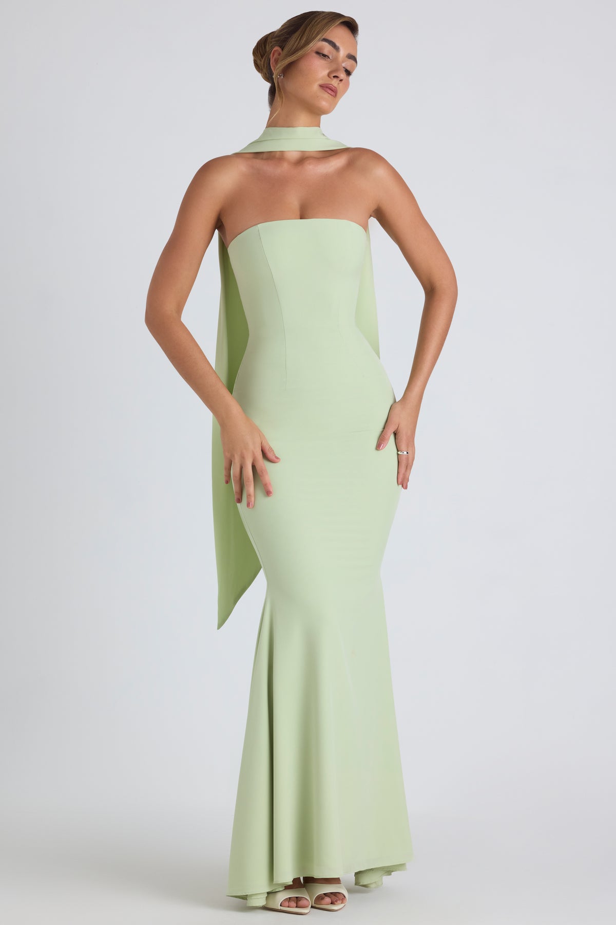 ⁣⁢Trägerloses Abendkleid mit Schal-Detail in Frühlingsgrün⁤⁣