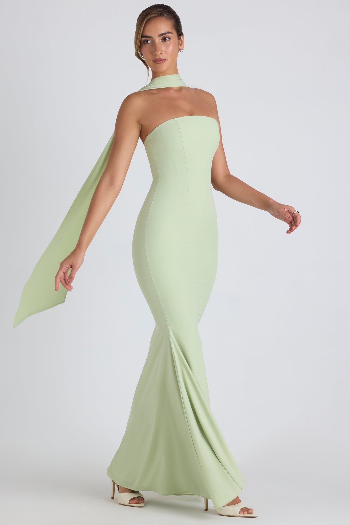 ⁣⁢Trägerloses Abendkleid mit Schal-Detail in Frühlingsgrün⁤⁣