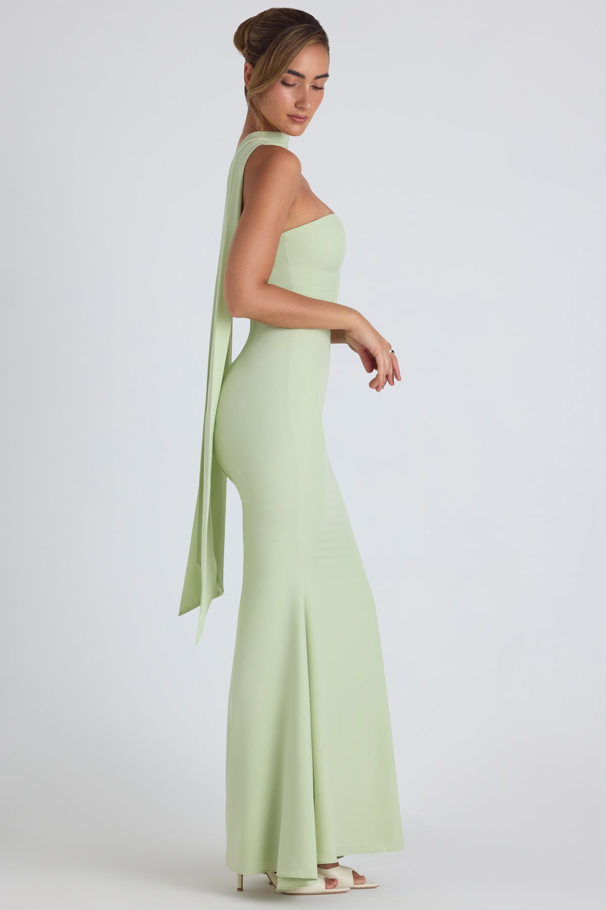 ⁣⁢Trägerloses Abendkleid mit Schal-Detail in Frühlingsgrün⁤⁣
