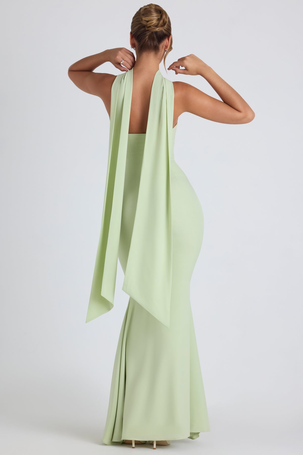 ⁣⁢Trägerloses Abendkleid mit Schal-Detail in Frühlingsgrün⁤⁣