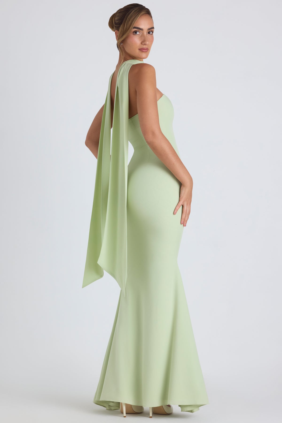 ⁣⁢Trägerloses Abendkleid mit Schal-Detail in Frühlingsgrün⁤⁣