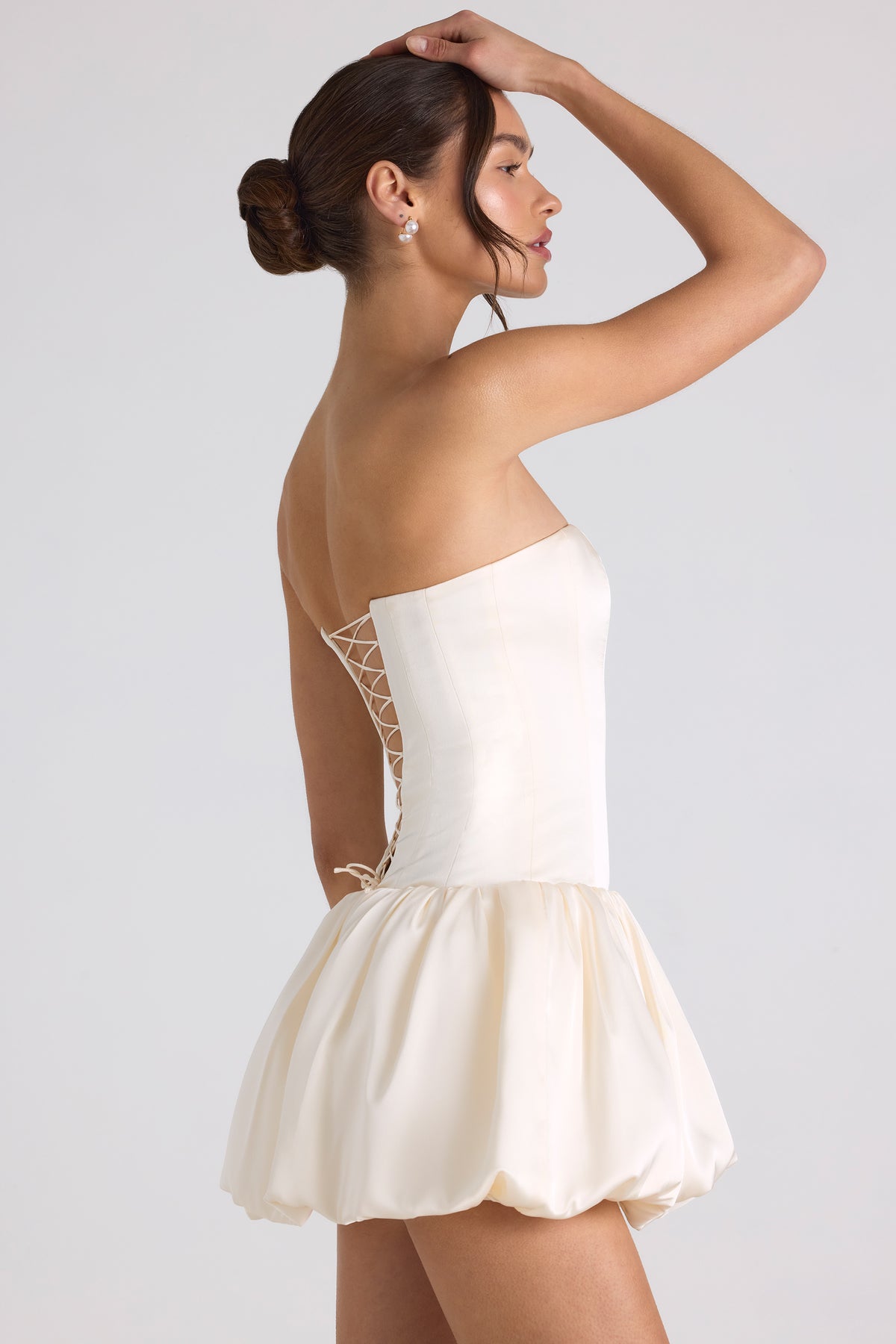 ⁣⁢Korsett-Minikleid mit Schnürung und Ballonsaum in Elfenbein⁤⁣