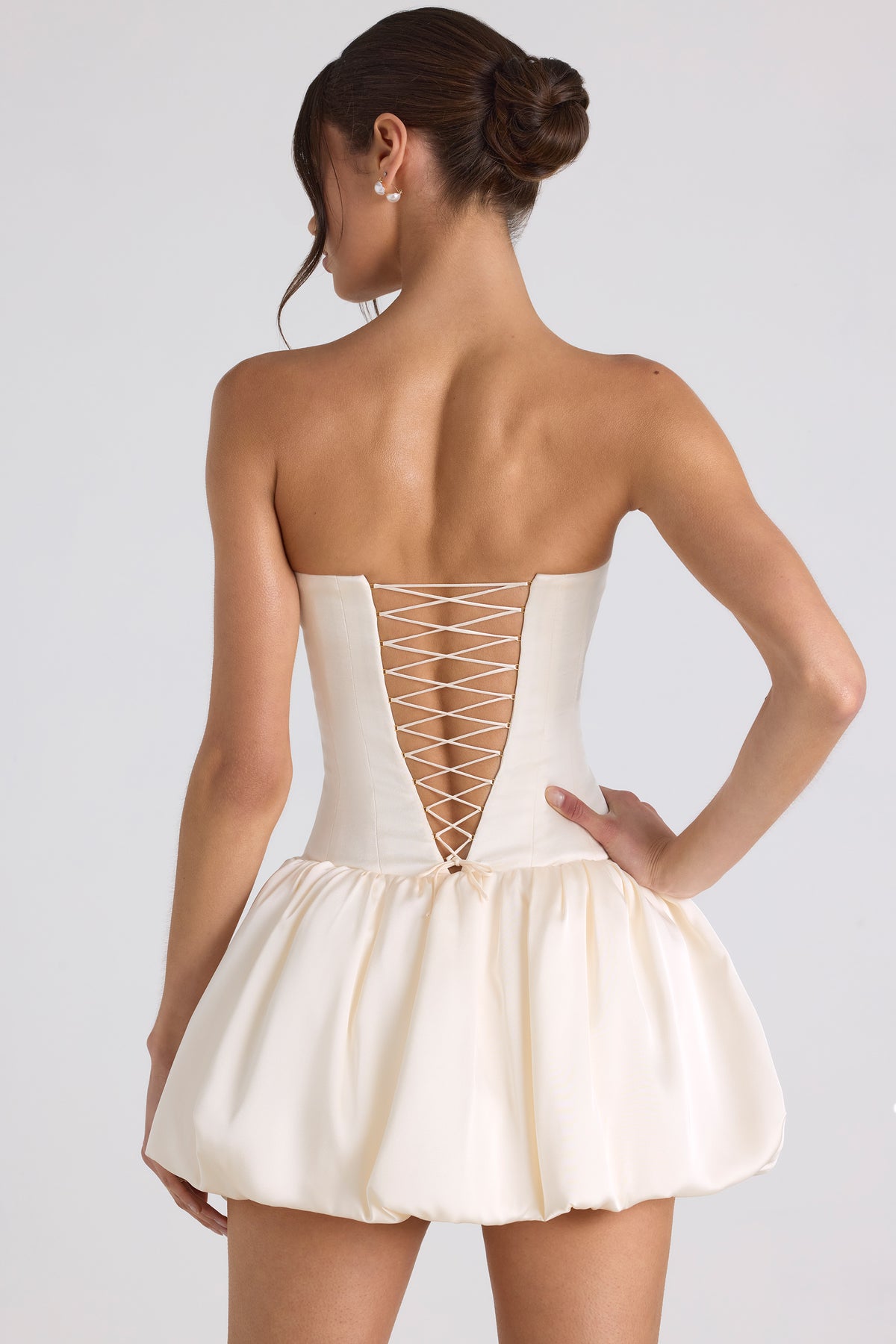 ⁣⁢Korsett-Minikleid mit Schnürung und Ballonsaum in Elfenbein⁤⁣