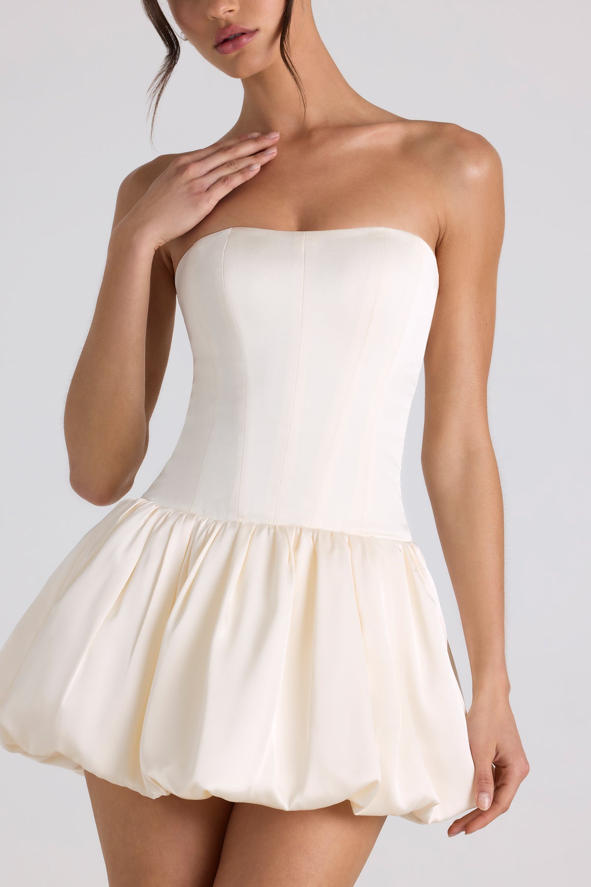 ⁣⁢Korsett-Minikleid mit Schnürung und Ballonsaum in Elfenbein⁤⁣