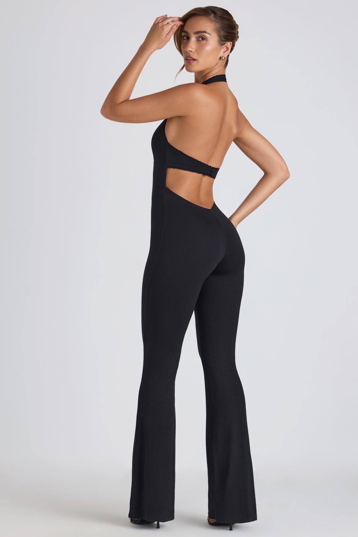 ⁣⁢Modal-Jumpsuit mit Spitzenbesatz und ausgestelltem Bein in Schwarz⁤⁣ - 1