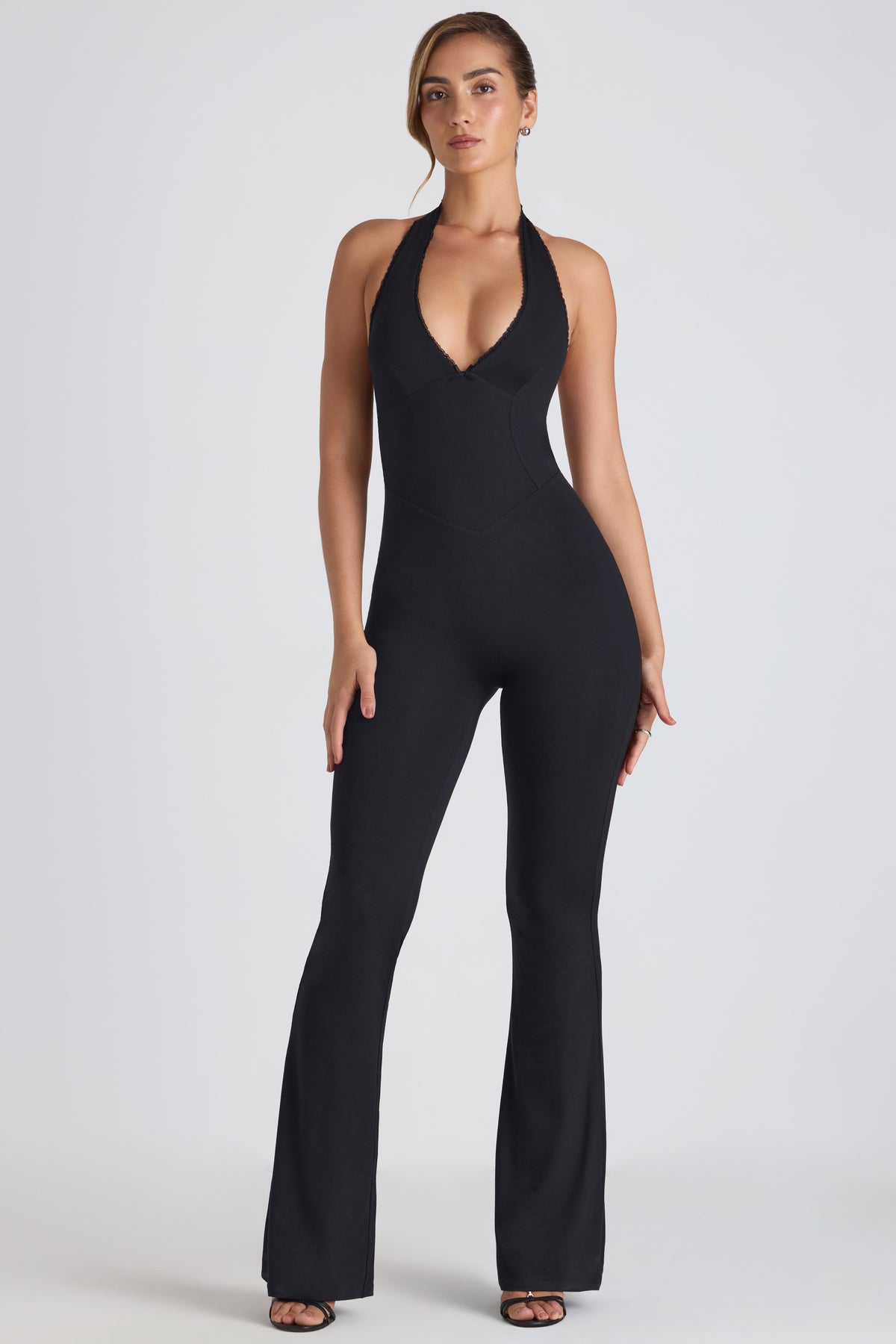 ⁣⁢Modal-Jumpsuit mit Spitzenbesatz und ausgestelltem Bein in Schwarz⁤⁣ - 2