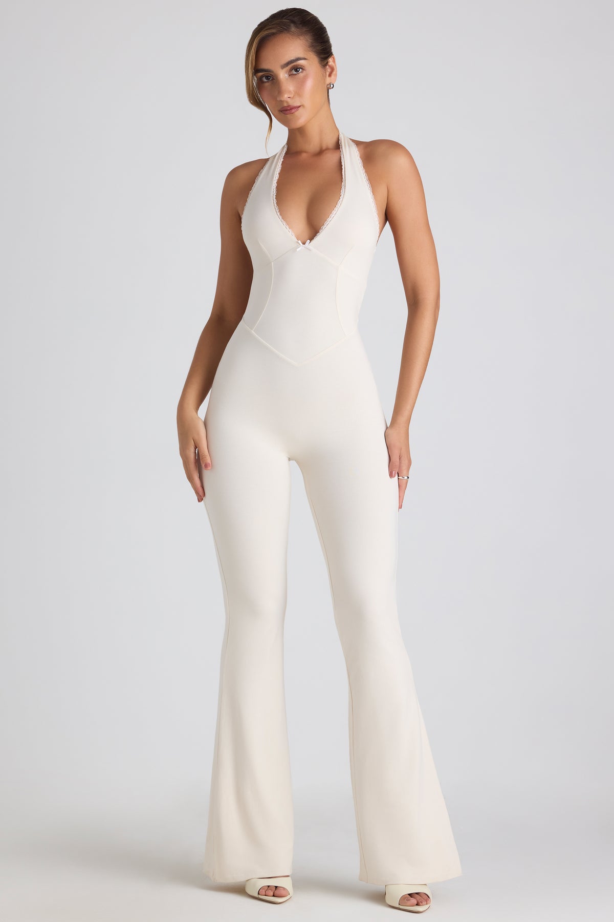 ⁣⁢Modal Jumpsuit mit Spitzenbesatz und Cut-outs, ausgestelltes Bein in Ivory⁤⁣
