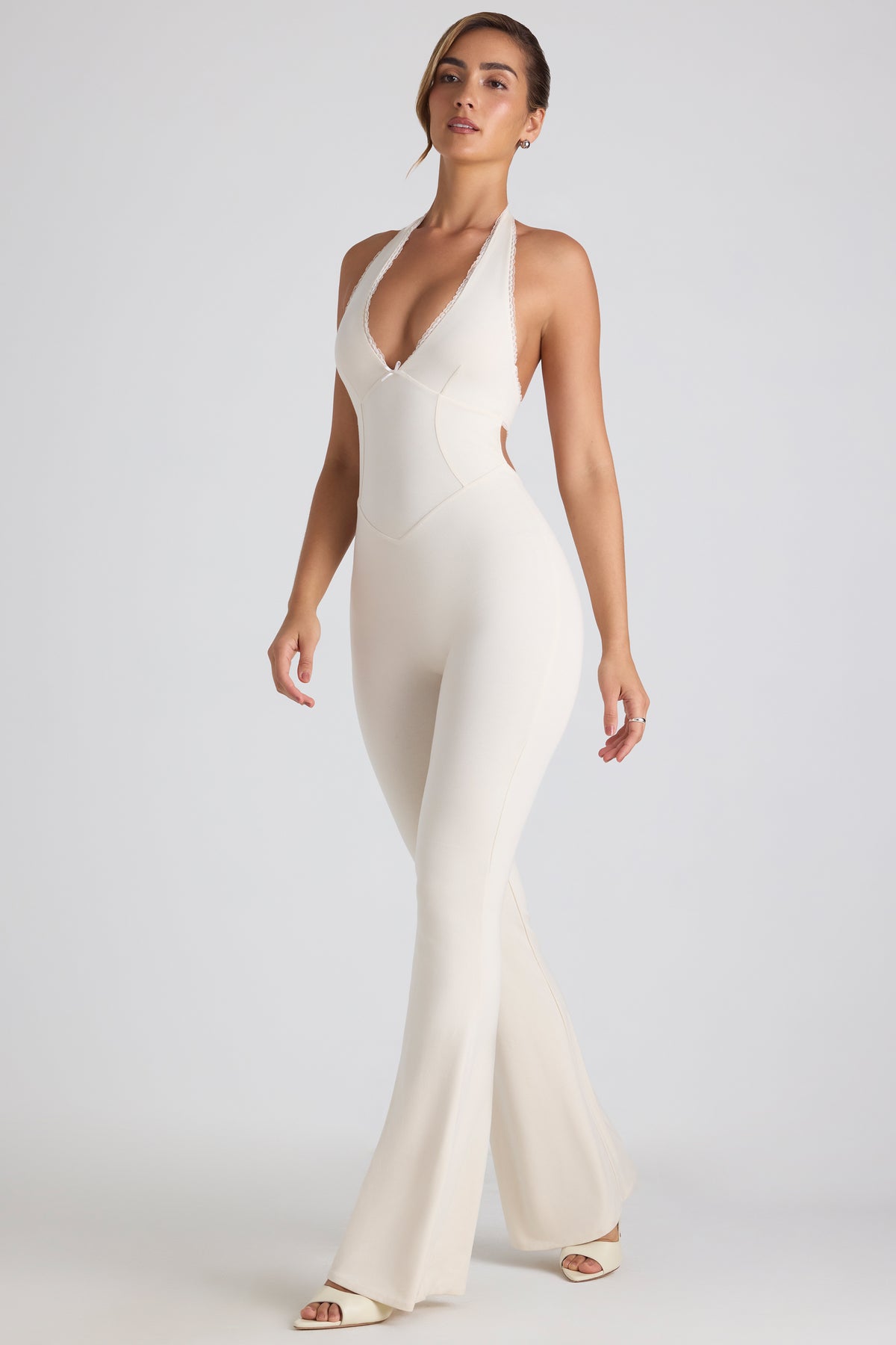 ⁣⁢Modal Jumpsuit mit Spitzenbesatz und Cut-outs, ausgestelltes Bein in Ivory⁤⁣
