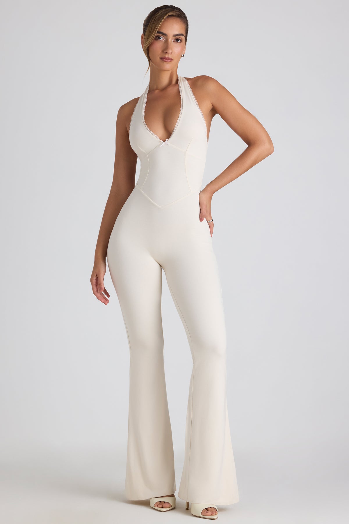 ⁣⁢Modal Jumpsuit mit Spitzenbesatz und Cut-outs, ausgestelltes Bein in Ivory⁤⁣
