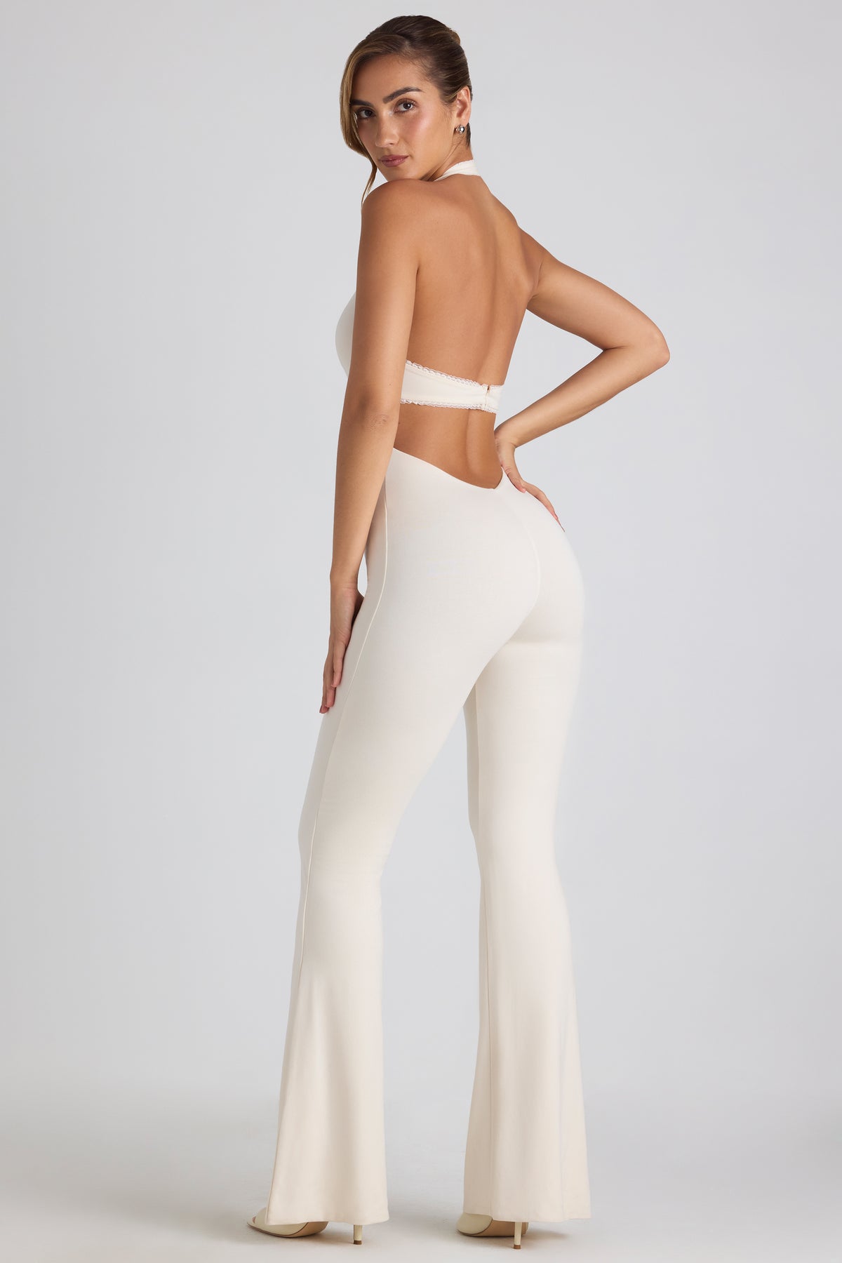⁣⁢Modal Jumpsuit mit Spitzenbesatz und Cut-outs, ausgestelltes Bein in Ivory⁤⁣