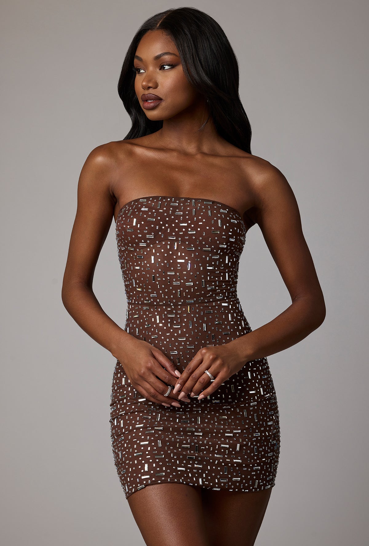 ⁣⁢Figurbetontes Minikleid aus transparentem Material mit Verzierungen in Deep Cocoa⁤⁣