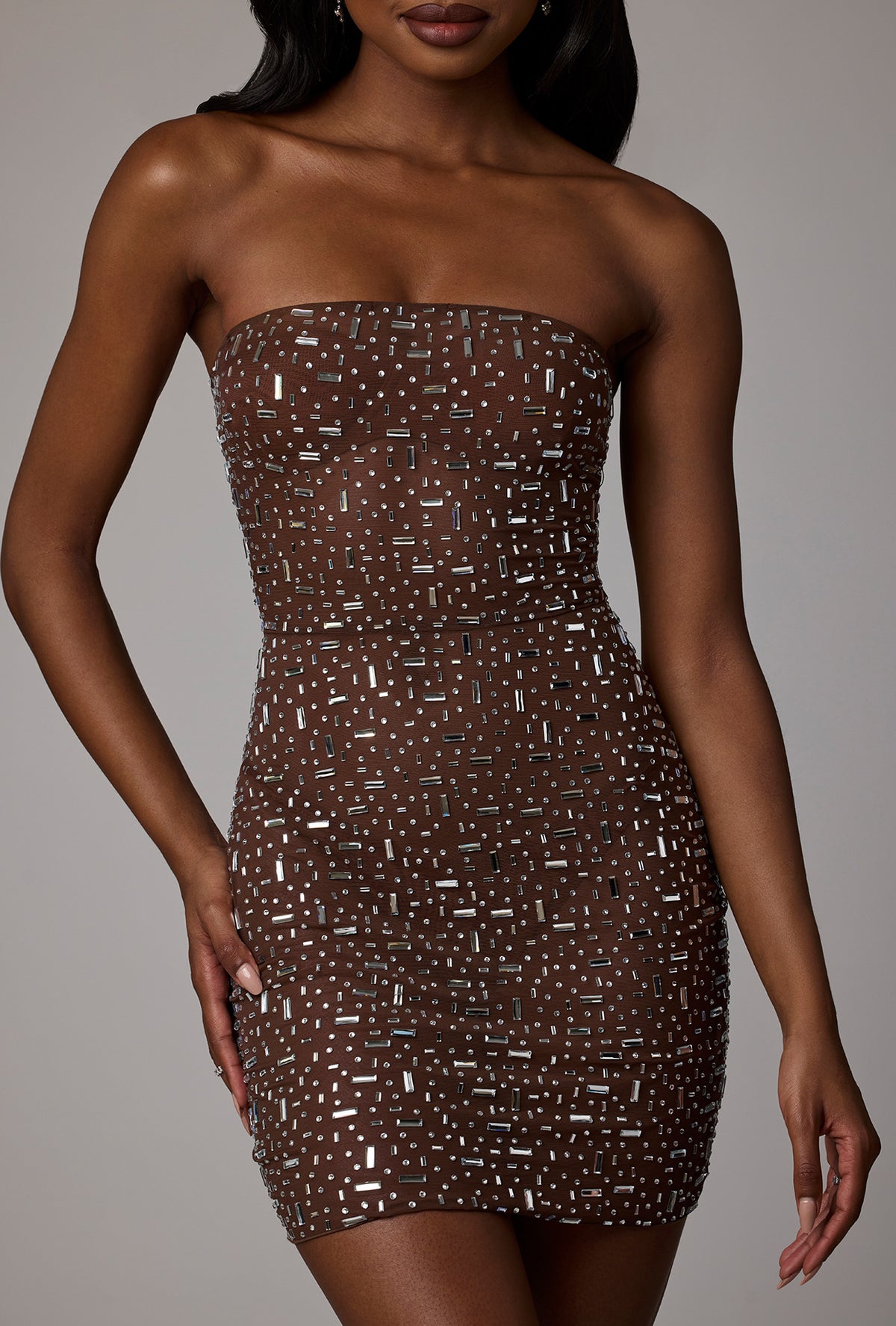 ⁣⁢Figurbetontes Minikleid aus transparentem Material mit Verzierungen in Deep Cocoa⁤⁣